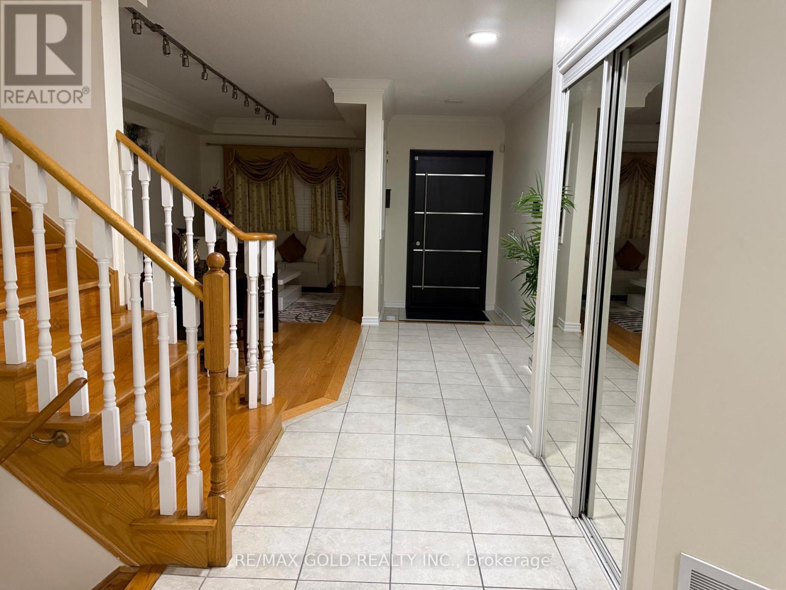 4 Plateau Drive, Brampton, Ontario  L6R 3G5 - Photo 2 - W12774054