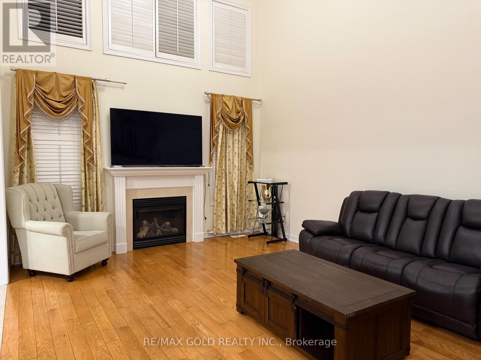 4 Plateau Drive, Brampton, Ontario  L6R 3G5 - Photo 4 - W12774054