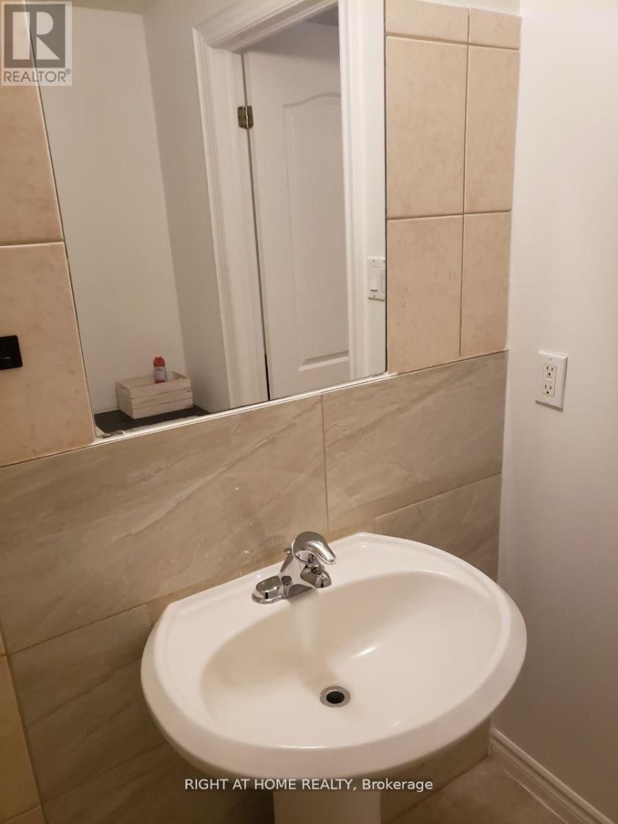 10 Fisico Court, Richmond Hill, Ontario  L4B 3Z2 - Photo 4 - N12774094