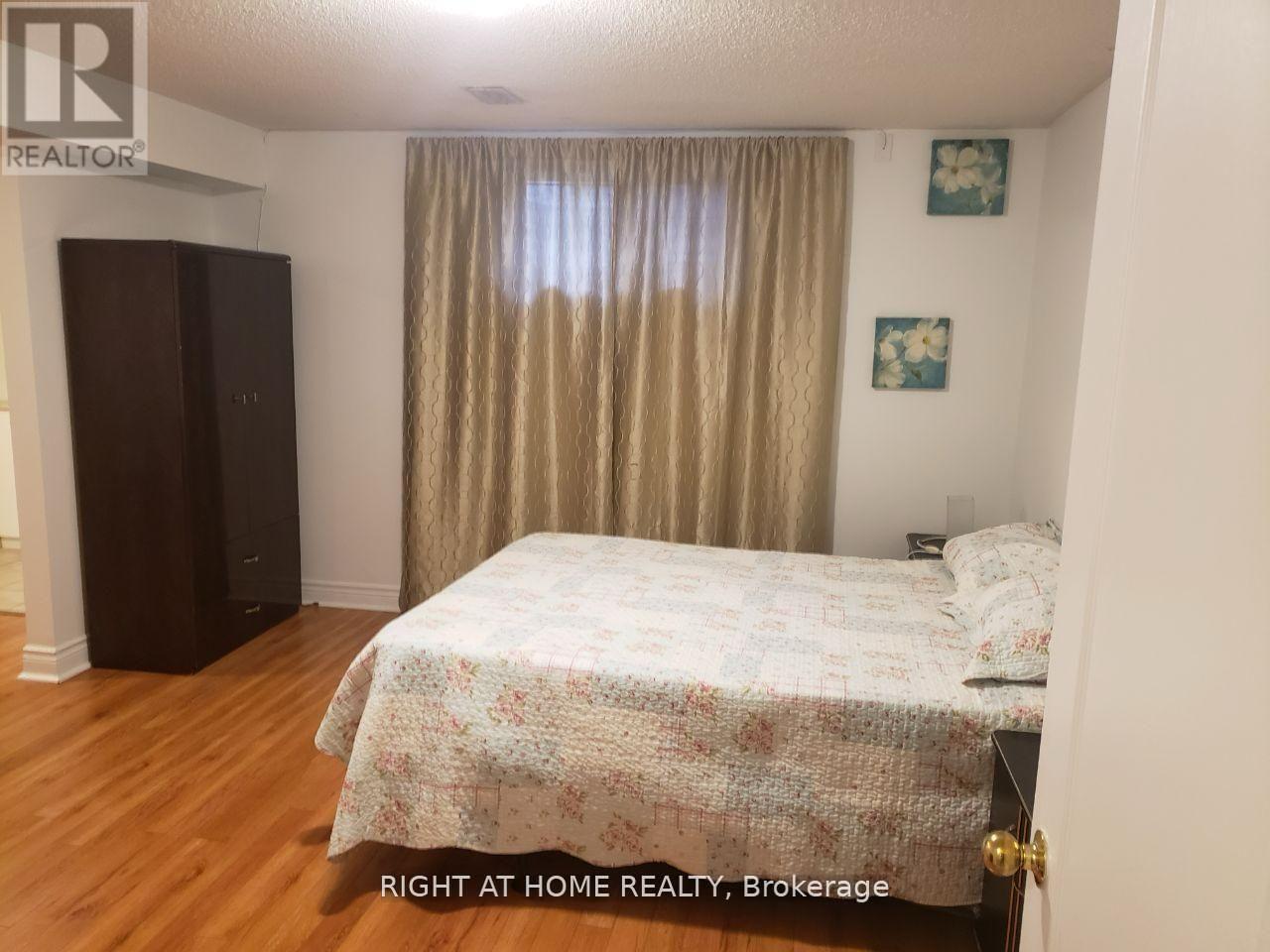 10 Fisico Court, Richmond Hill, Ontario  L4B 3Z2 - Photo 5 - N12774094