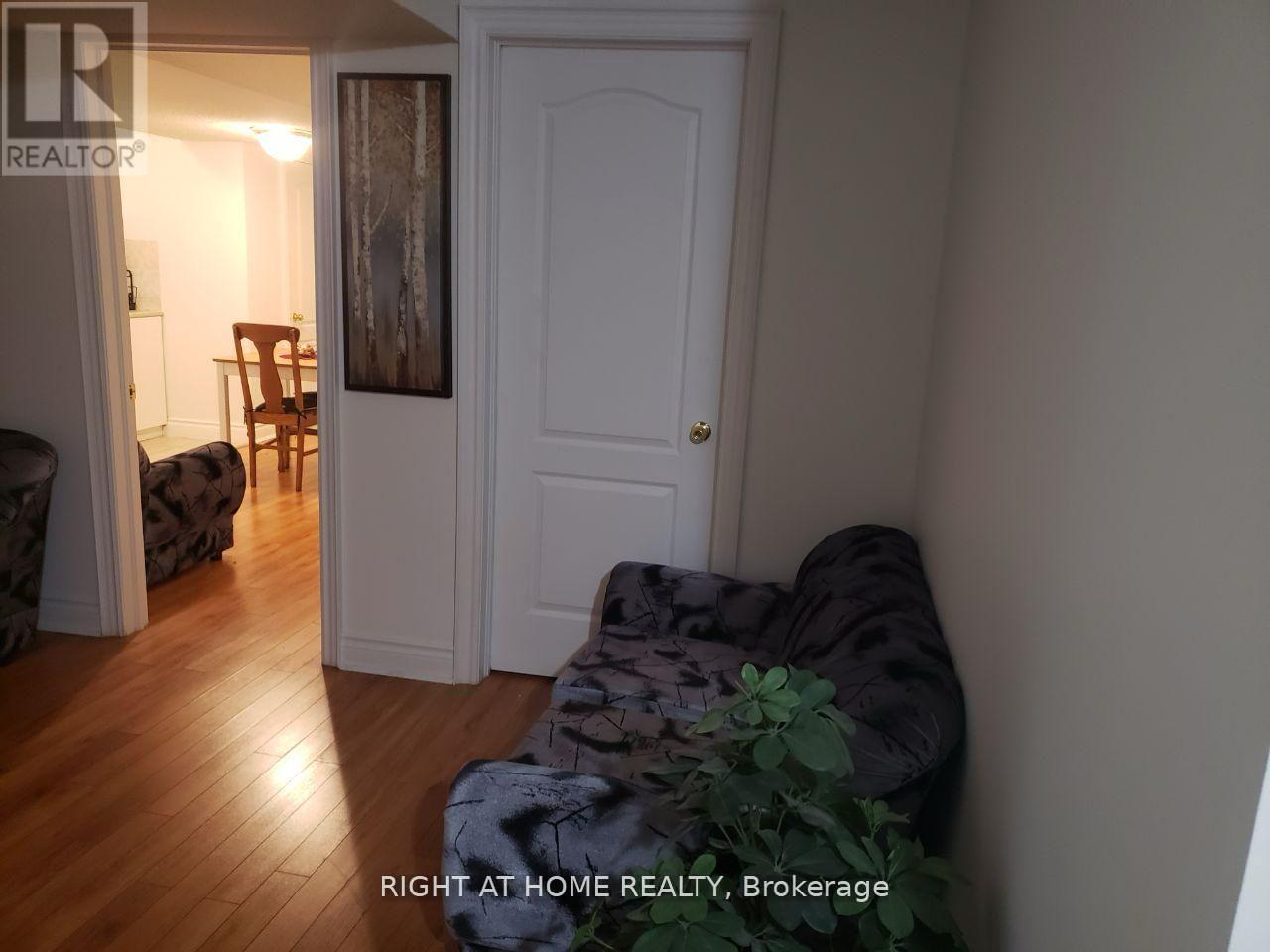 10 Fisico Court, Richmond Hill, Ontario  L4B 3Z2 - Photo 7 - N12774094