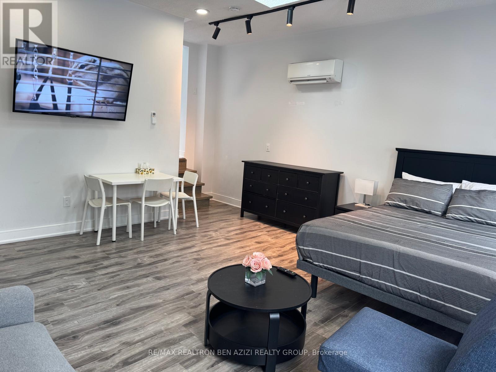 Studio - 14 Wyvern Road, Toronto, Ontario  M2K 2K4 - Photo 2 - C12759424