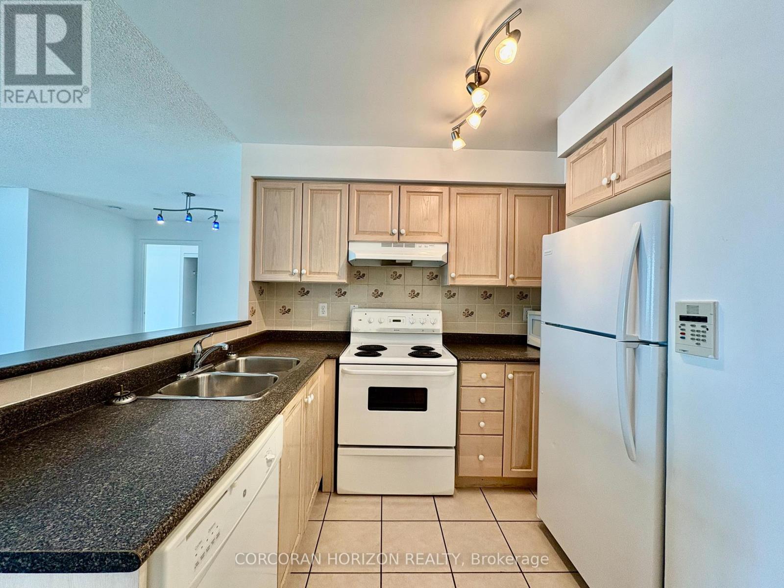 816 - 7 Lorraine Drive, Toronto, Ontario  M2N 7H2 - Photo 3 - C12655874