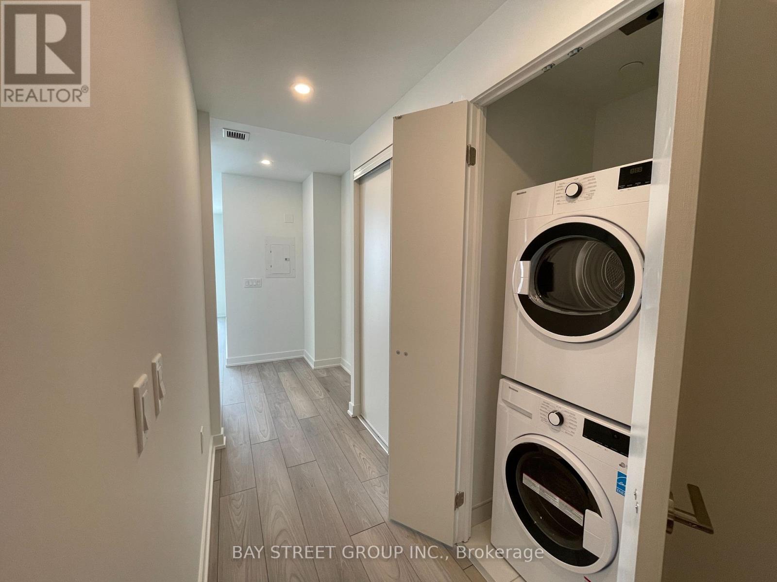 1413 - 1 Fairview Road E, Mississauga, Ontario  L5A 4C6 - Photo 6 - W12774196