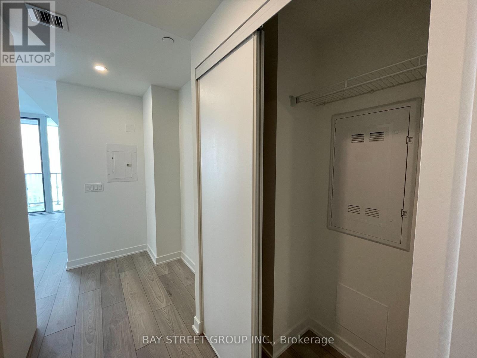 1413 - 1 Fairview Road E, Mississauga, Ontario  L5A 4C6 - Photo 7 - W12774196