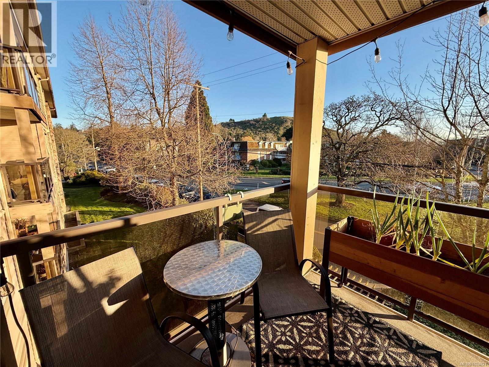 302 1694 Cedar Hill Cross Rd, Saanich, British Columbia  V8P 2P7 - Photo 7 - 1024821