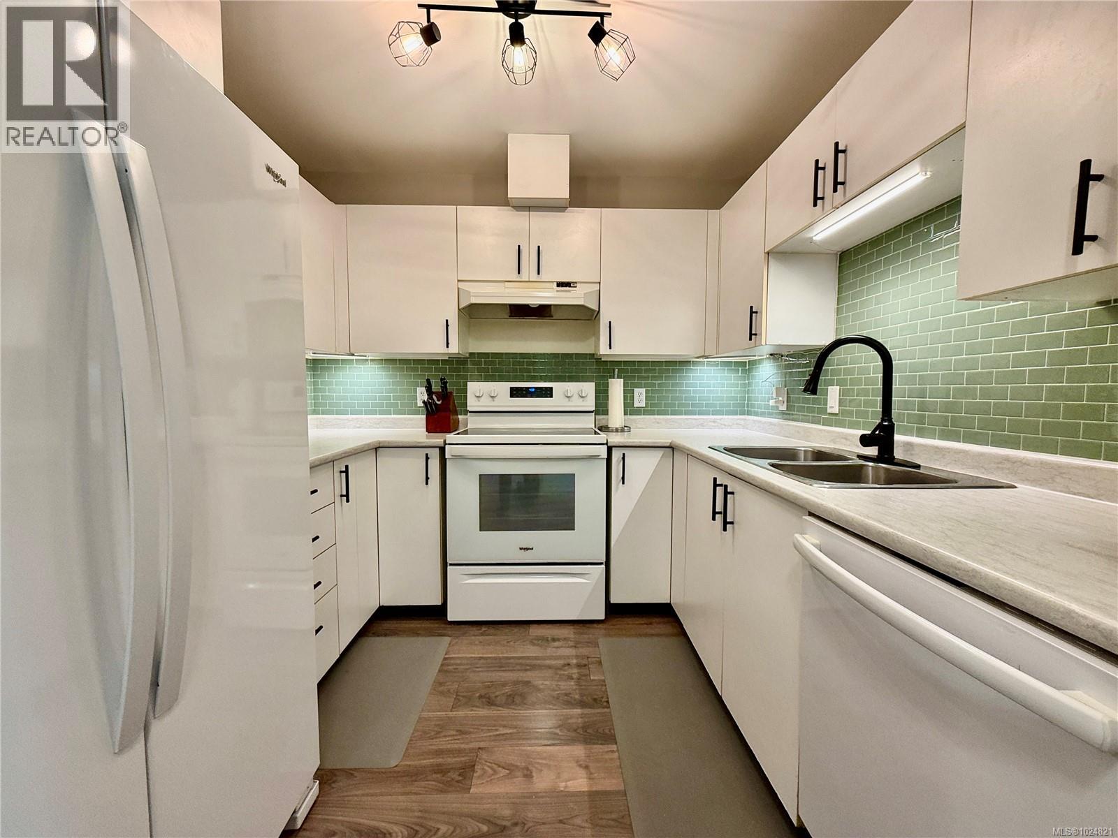 302 1694 Cedar Hill Cross Rd, Saanich, British Columbia  V8P 2P7 - Photo 3 - 1024821