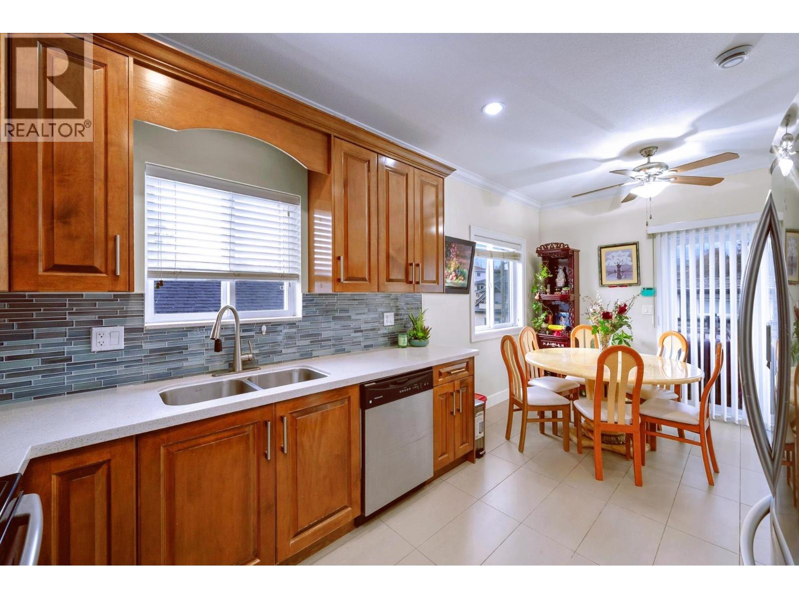 Listing Picture 15 of 40 : 2643 E 8TH AVENUE, Vancouver / 溫哥華 - 魯藝地產 Yvonne Lu Group - MLS Medallion Club Member