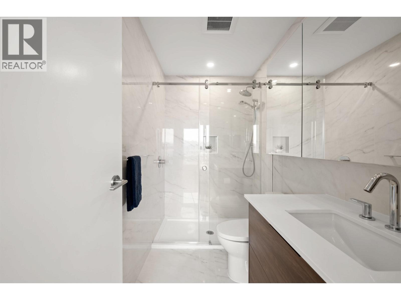 Listing Picture 29 of 40 : 2643 E 8TH AVENUE, Vancouver / 溫哥華 - 魯藝地產 Yvonne Lu Group - MLS Medallion Club Member