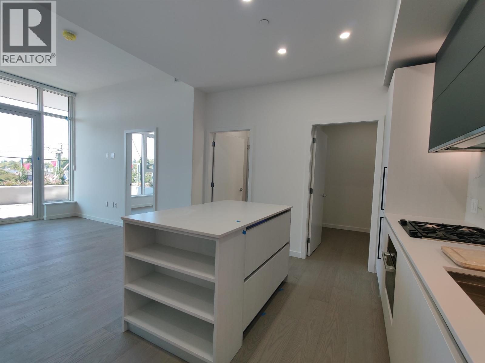 308 8415 Granville Street, Vancouver, British Columbia  V6P 0M2 - Photo 2 - R3079856