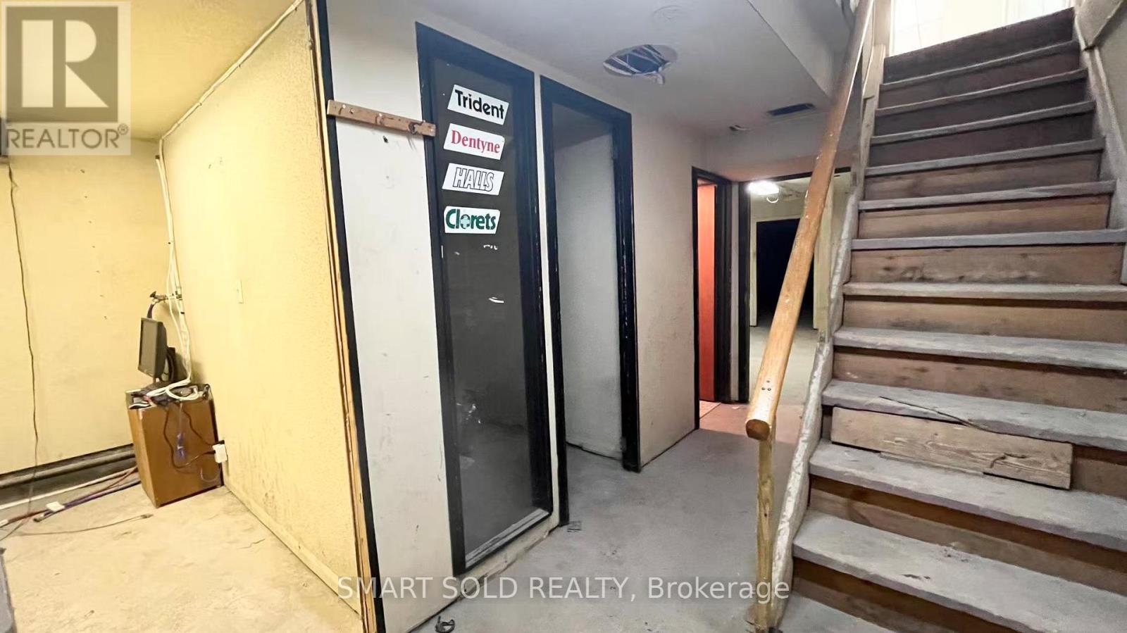 Main Flr + Bsmt - 1590 Eglinton Avenue W, Toronto, Ontario  M6E 2G8 - Photo 4 - W12774274