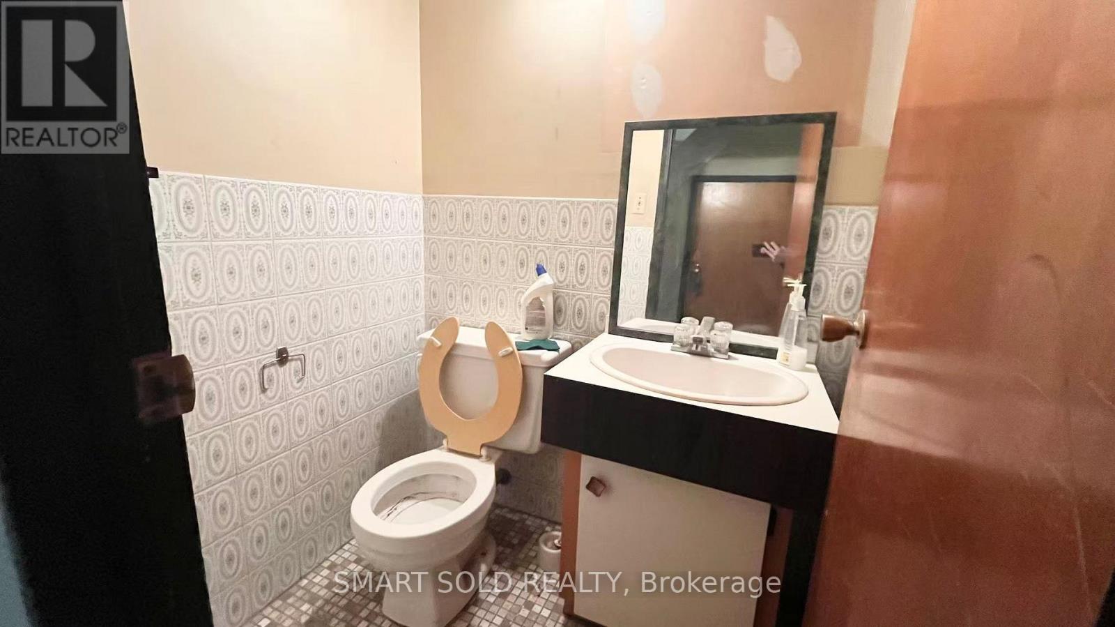 Main Flr + Bsmt - 1590 Eglinton Avenue W, Toronto, Ontario  M6E 2G8 - Photo 6 - W12774274