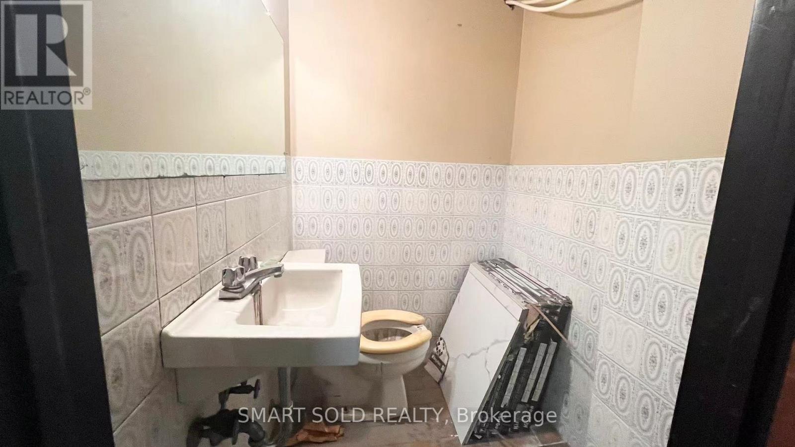 Main Flr + Bsmt - 1590 Eglinton Avenue W, Toronto, Ontario  M6E 2G8 - Photo 9 - W12774274