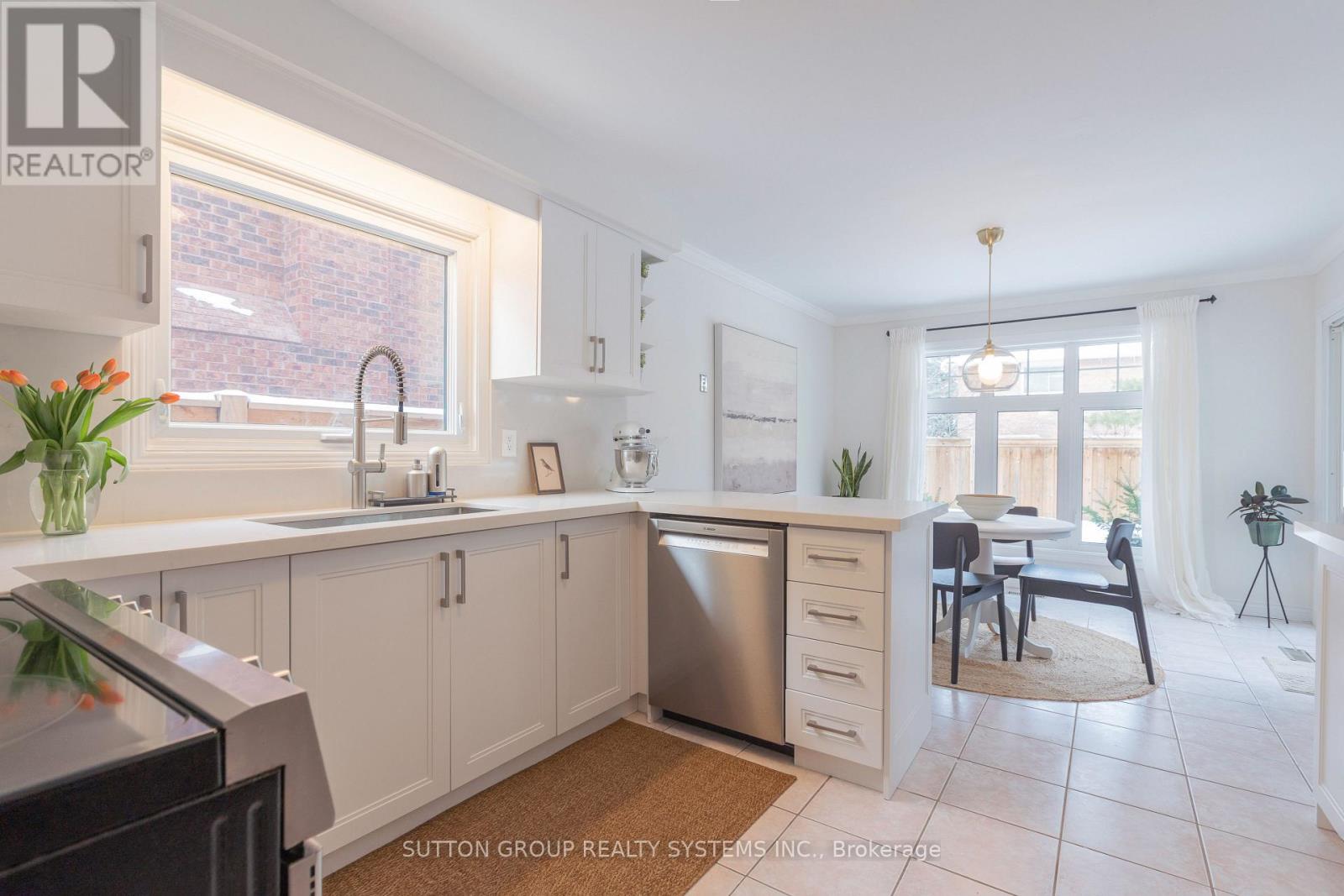 1135 Manor Road, Oakville, Ontario  L6M 1G3 - Photo 11 - W12774292