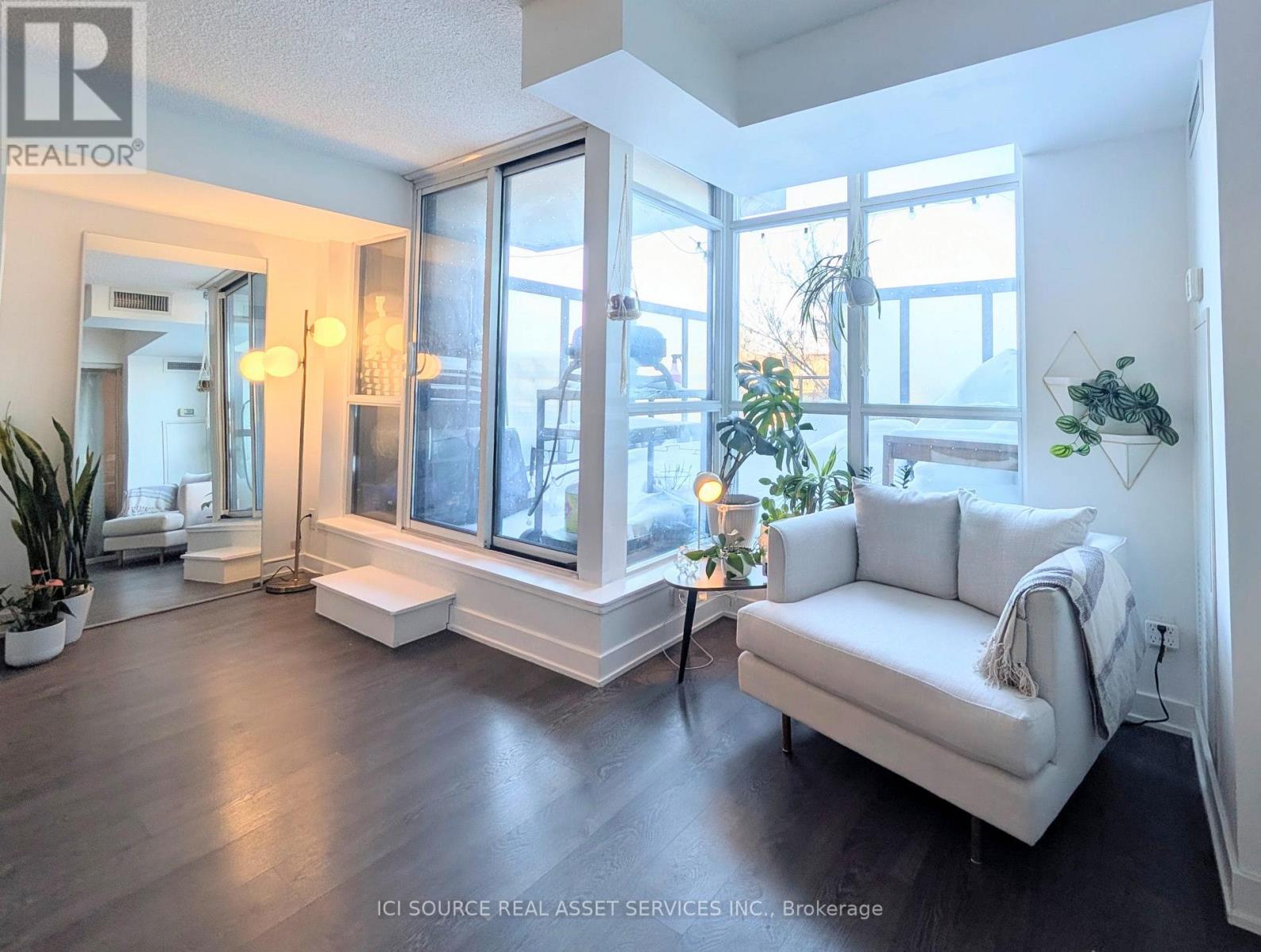 217 - 11 Superior Avenue, Toronto, Ontario  M8V 0A7 - Photo 4 - W12774376