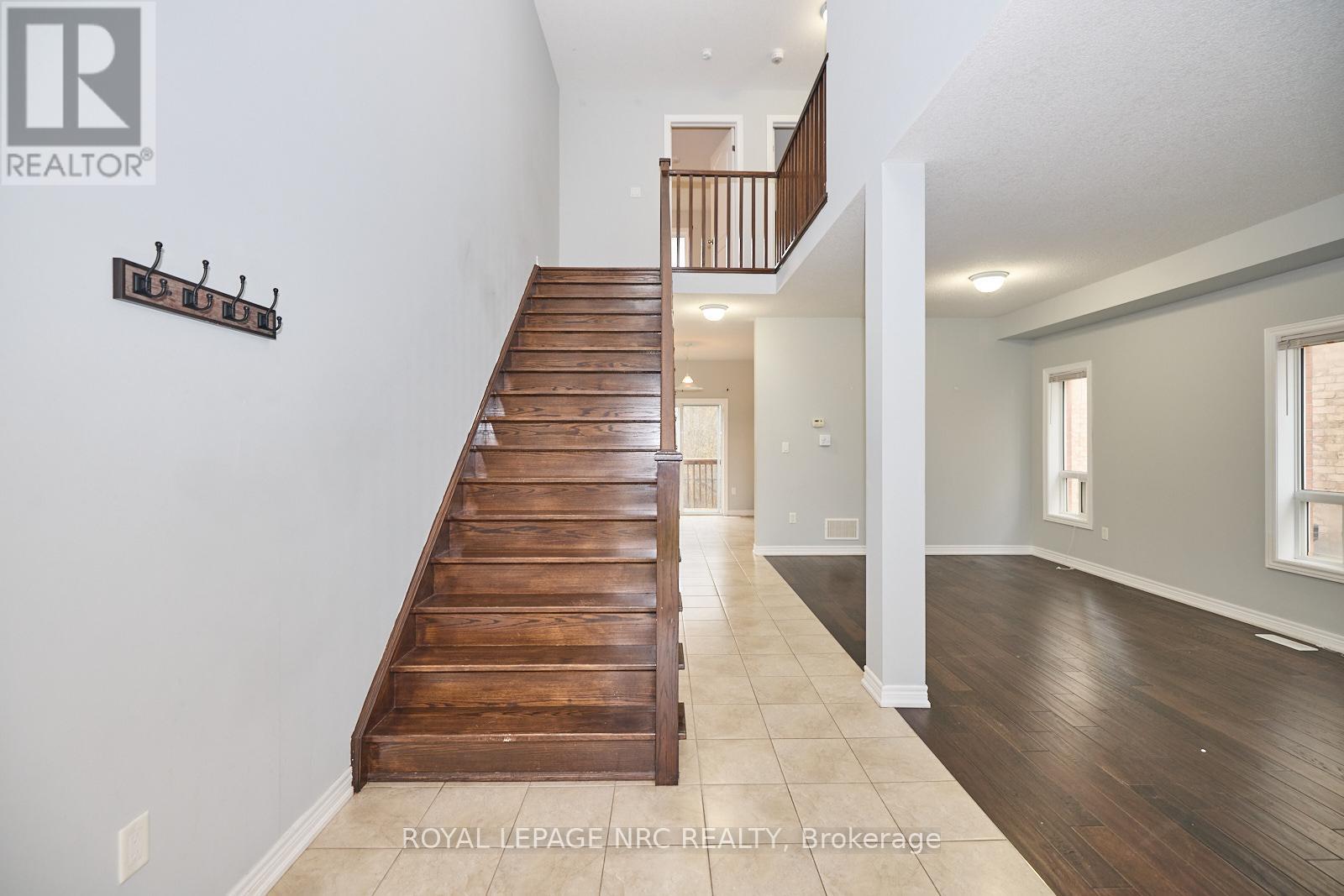 9204 White Oak Avenue, Niagara Falls, Ontario  L2G 0G7 - Photo 2 - X12774396