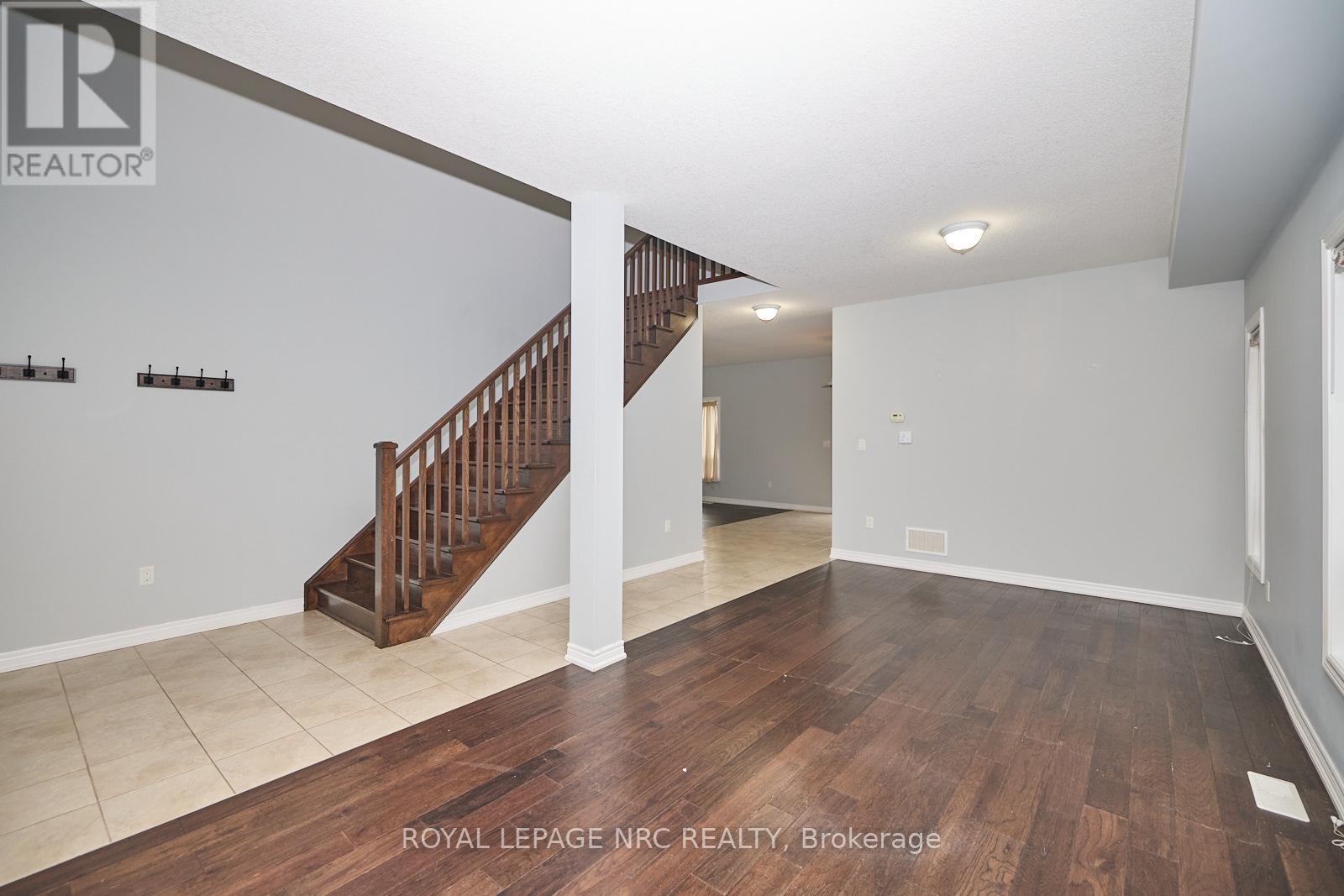 9204 White Oak Avenue, Niagara Falls, Ontario  L2G 0G7 - Photo 4 - X12774396