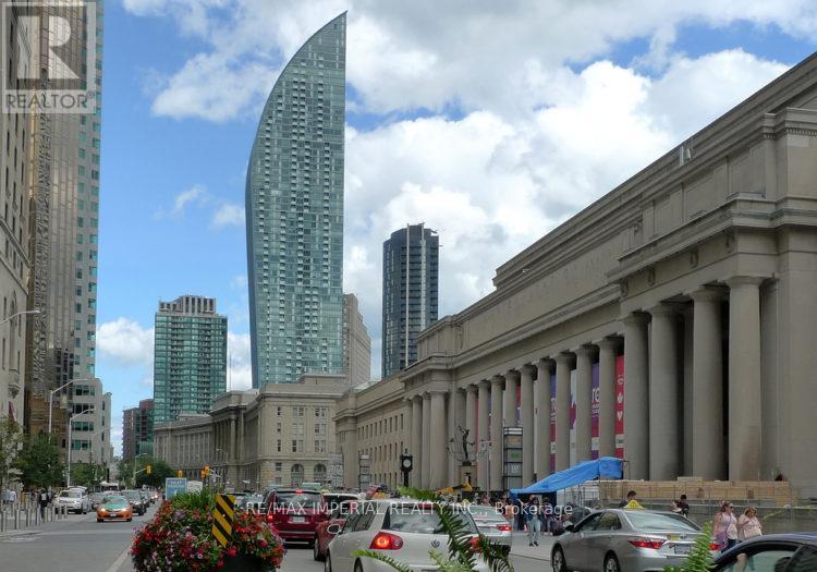 3304 - 8 The Esplanade Avenue, Toronto, Ontario  M5E 0A6 - Photo 6 - C12774384