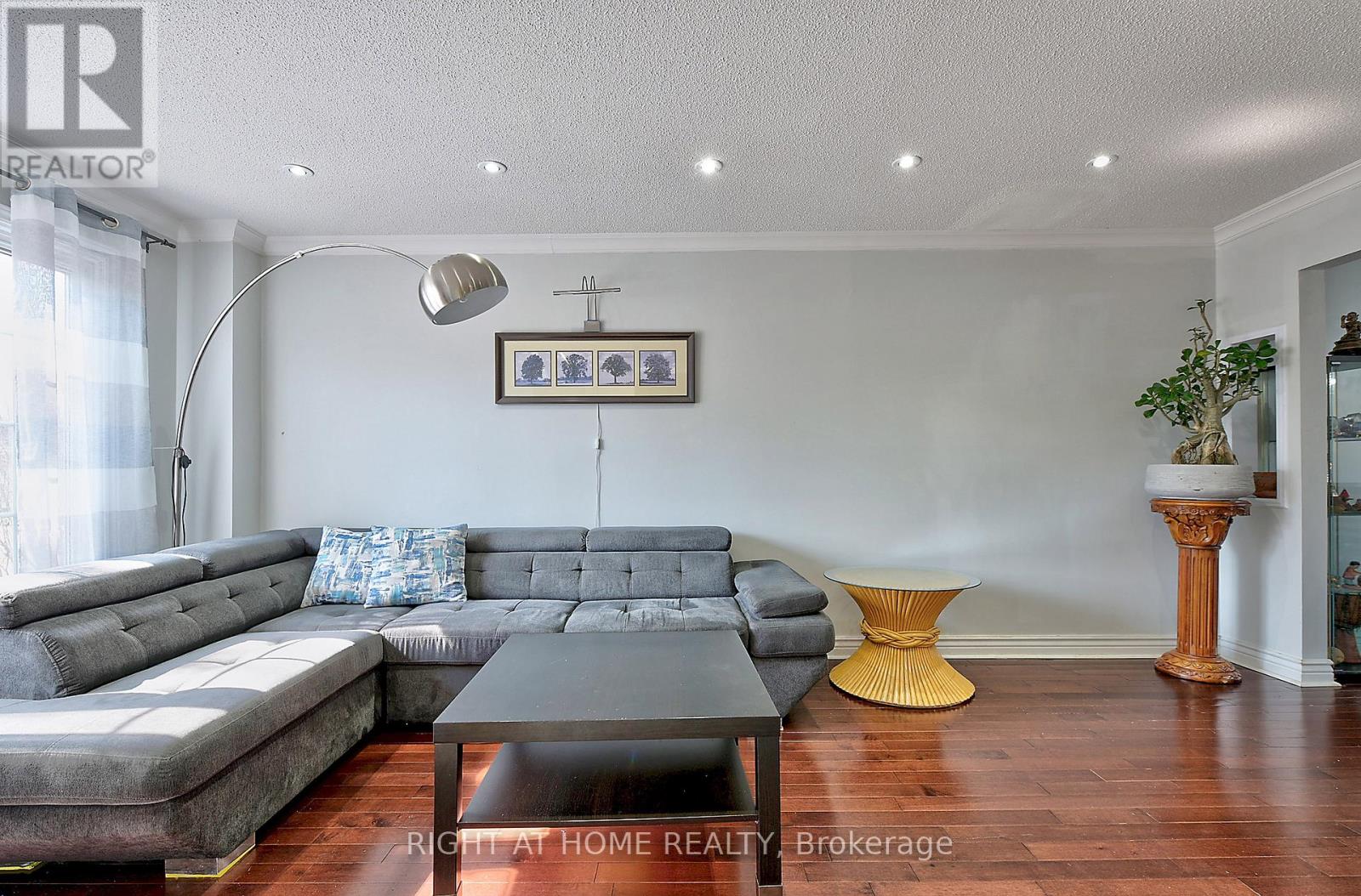 224 Ridgefield Crescent, Vaughan, Ontario  L6A 1J6 - Photo 4 - N12774414