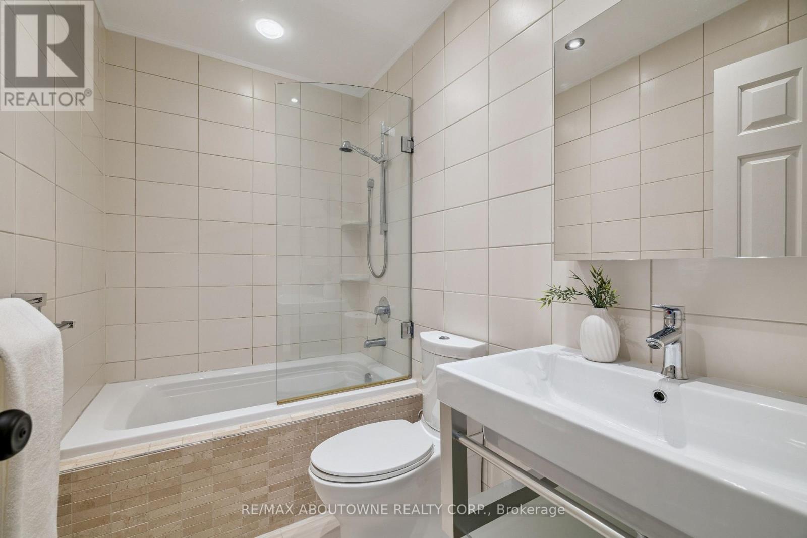 1424 The Links Drive, Oakville (Ga Glen Abbey), Ontario  L6M 2N9 - Photo 25 - W12774400