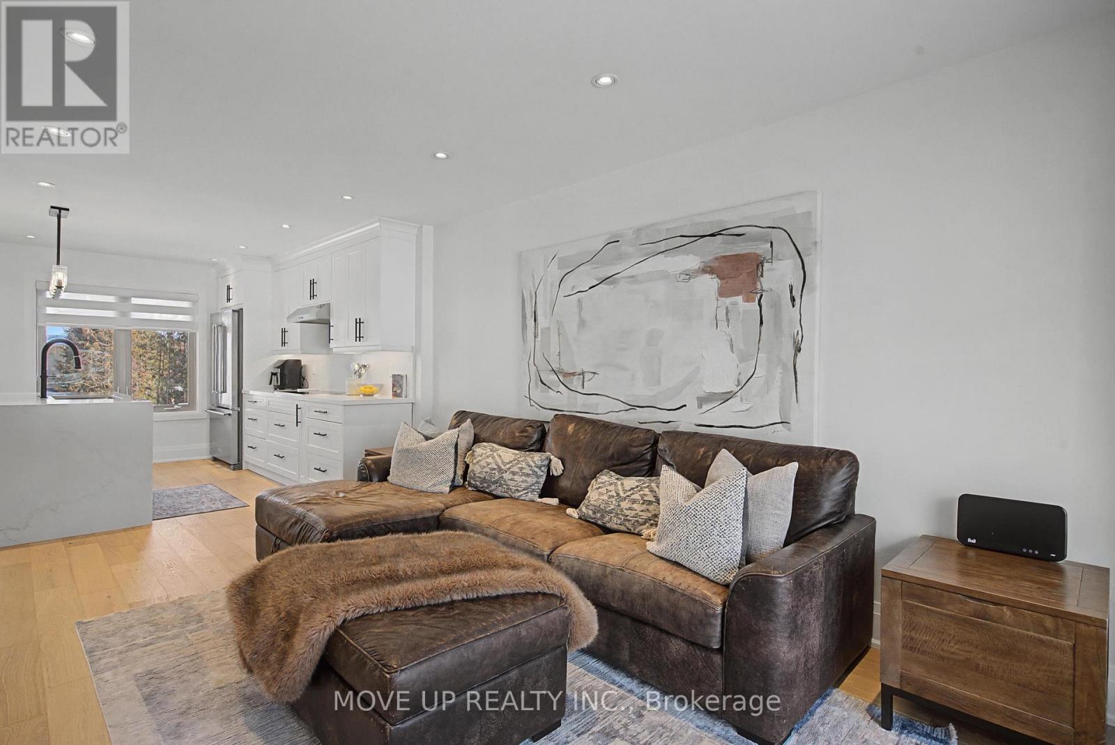 297 Burford Street, Newmarket, Ontario  L3Y 6E7 - Photo 6 - N12774512