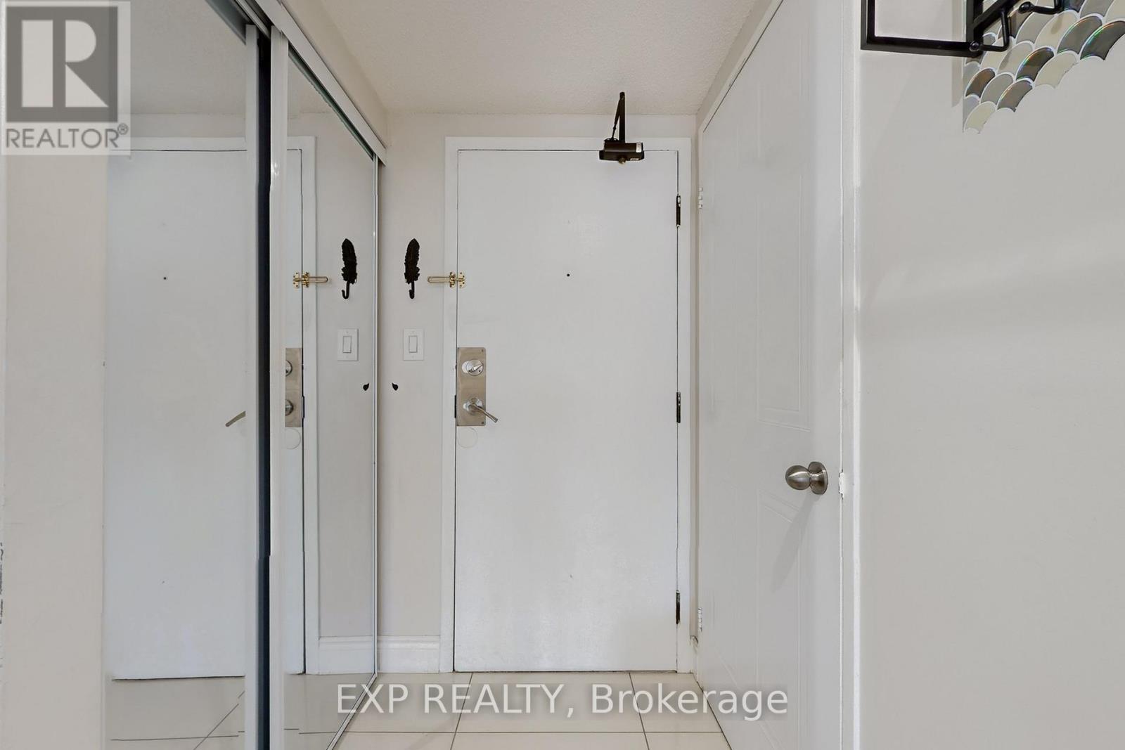 1001 - 350 Webb Drive, Mississauga, Ontario  L5B 3W4 - Photo 5 - W12774444