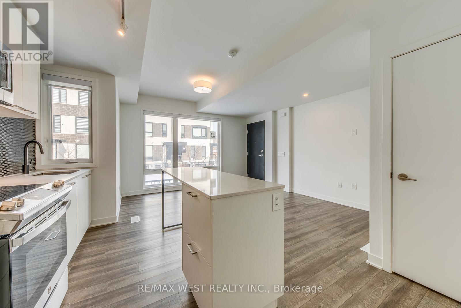 13 - 10 Ed Clark Gardens Boulevard, Toronto, Ontario  M6N 0B5 - Photo 10 - W12774456