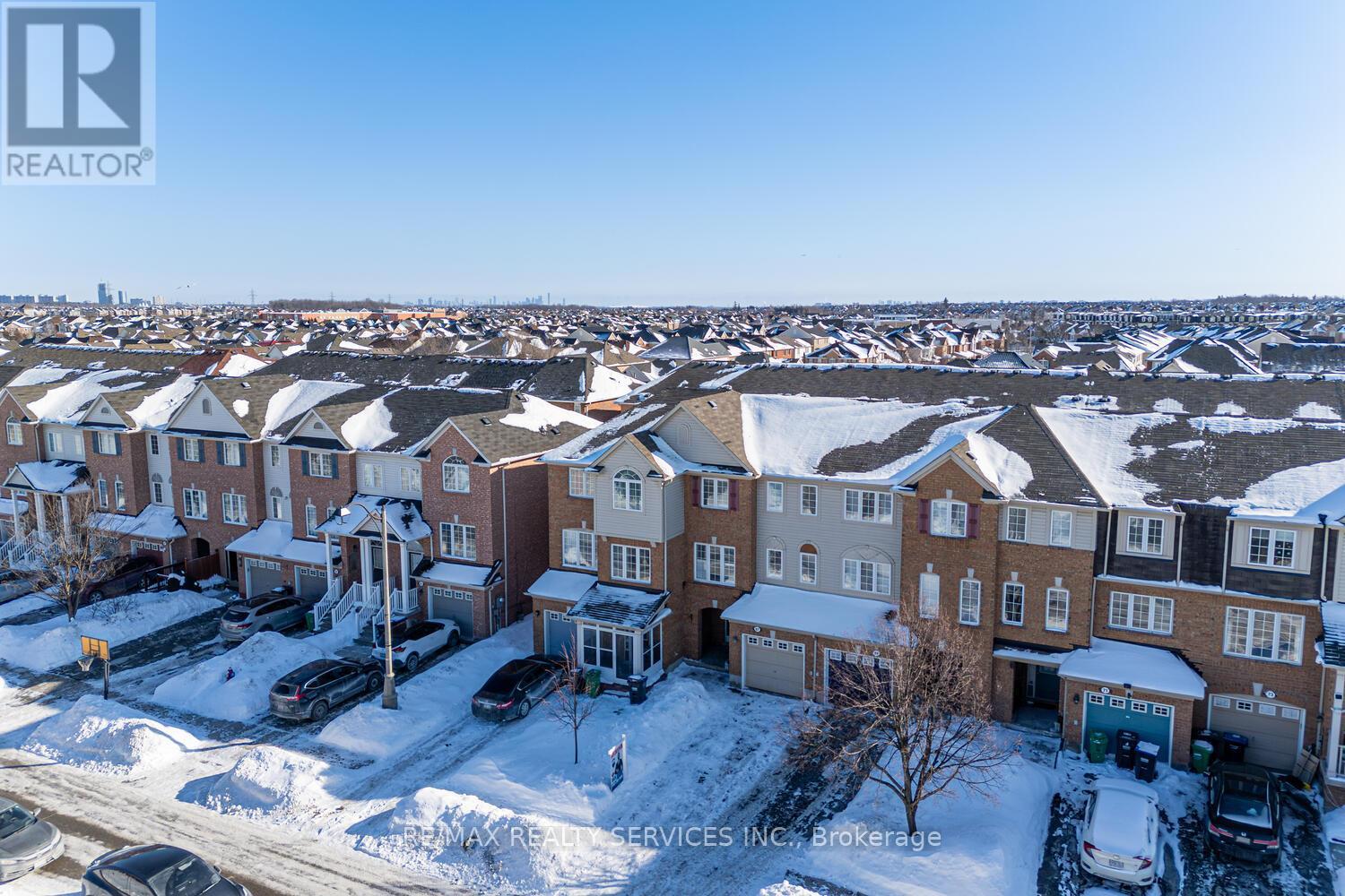 67 Decker Hollow Circle, Brampton, Ontario  L6X 0L5 - Photo 4 - W12774524