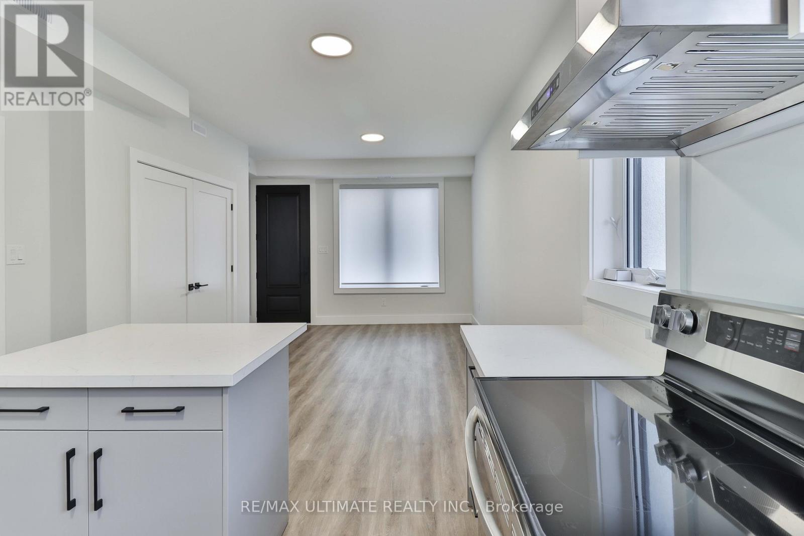 Main - 6 Chudleigh Road, Toronto, Ontario  M6E 1Y8 - Photo 11 - W12770968