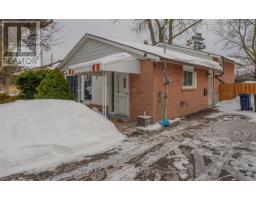 7 MOUNTLAND DRIVE, Toronto, Ontario
