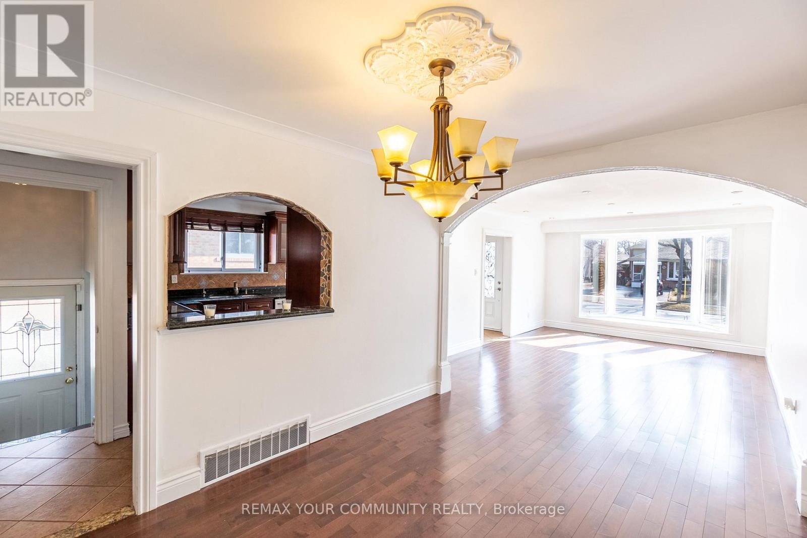 32 Marbury Crescent, Toronto, Ontario  M3A 2G2 - Photo 6 - C12774664