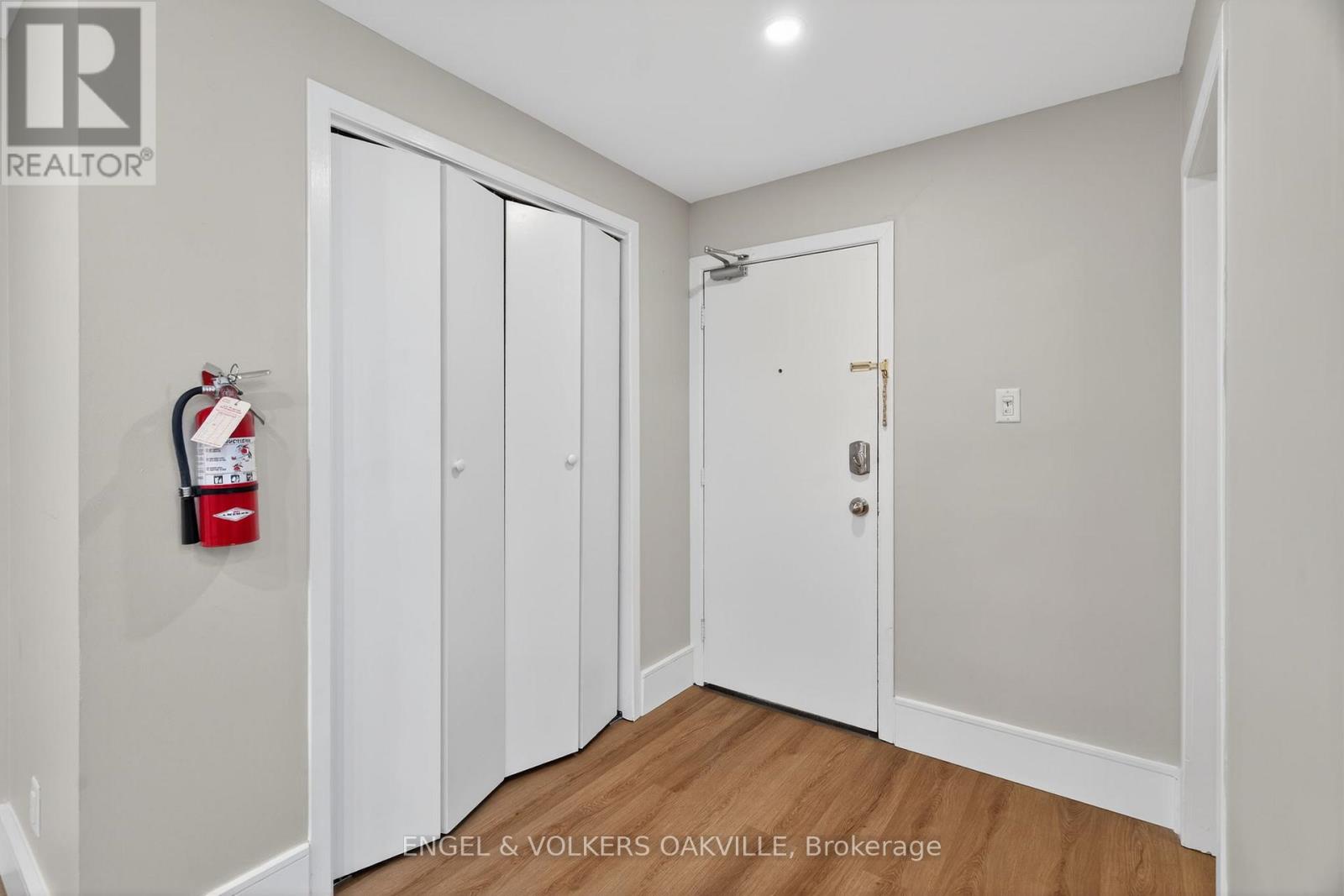 4 - 131 Lakeshore Road E, Oakville, Ontario  L6J 1H3 - Photo 10 - W12774574