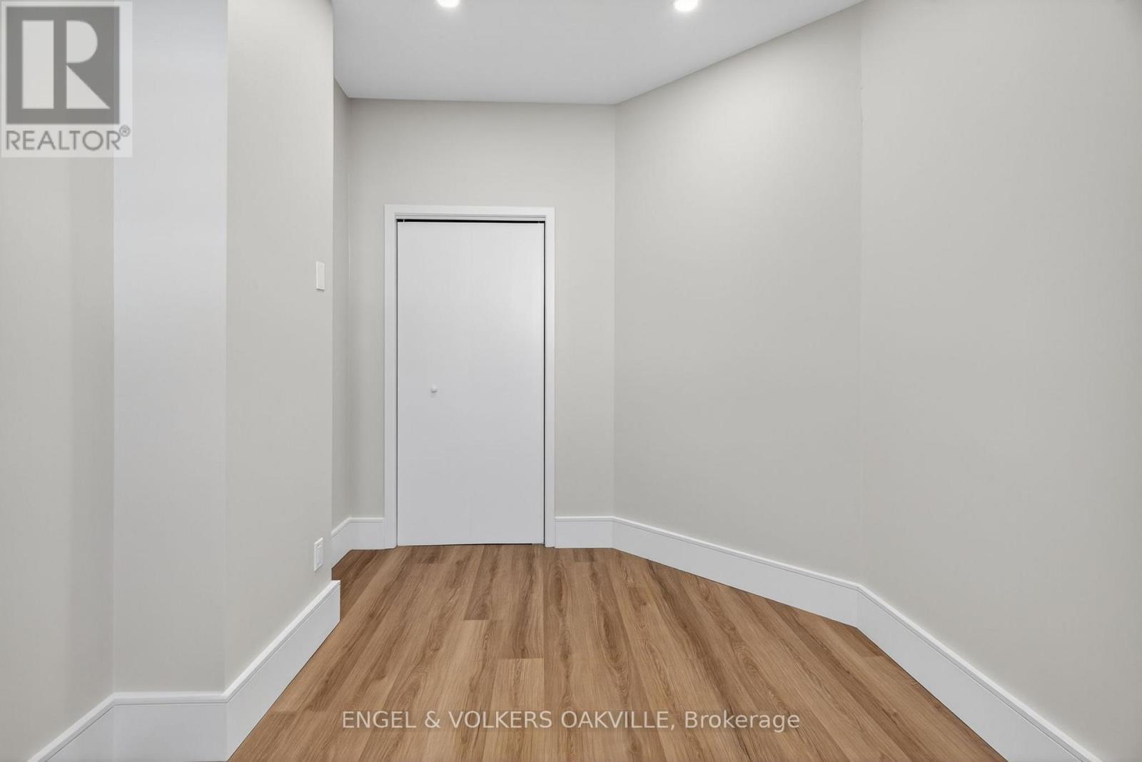 4 - 131 Lakeshore Road E, Oakville, Ontario  L6J 1H3 - Photo 14 - W12774574