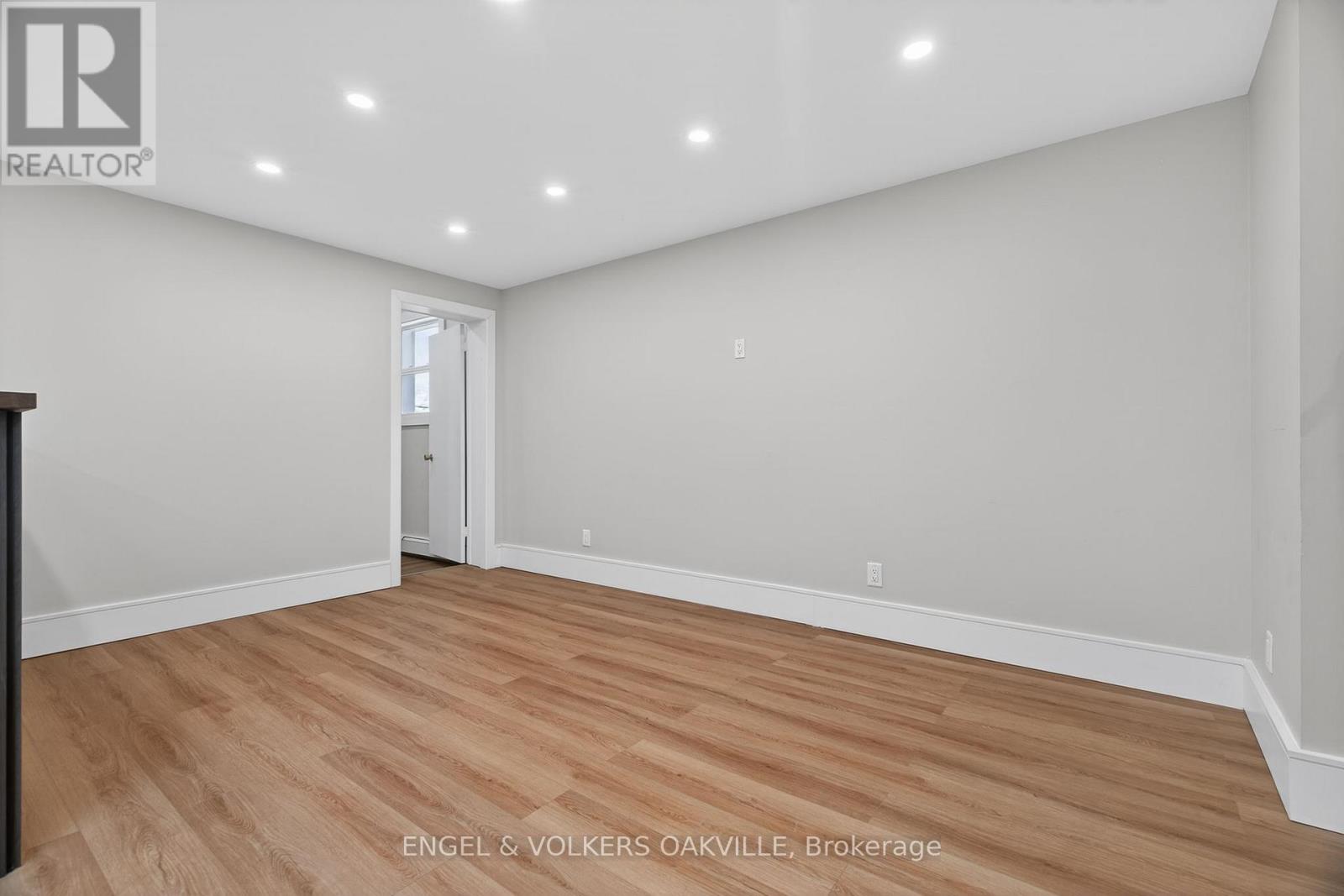 4 - 131 Lakeshore Road E, Oakville, Ontario  L6J 1H3 - Photo 18 - W12774574