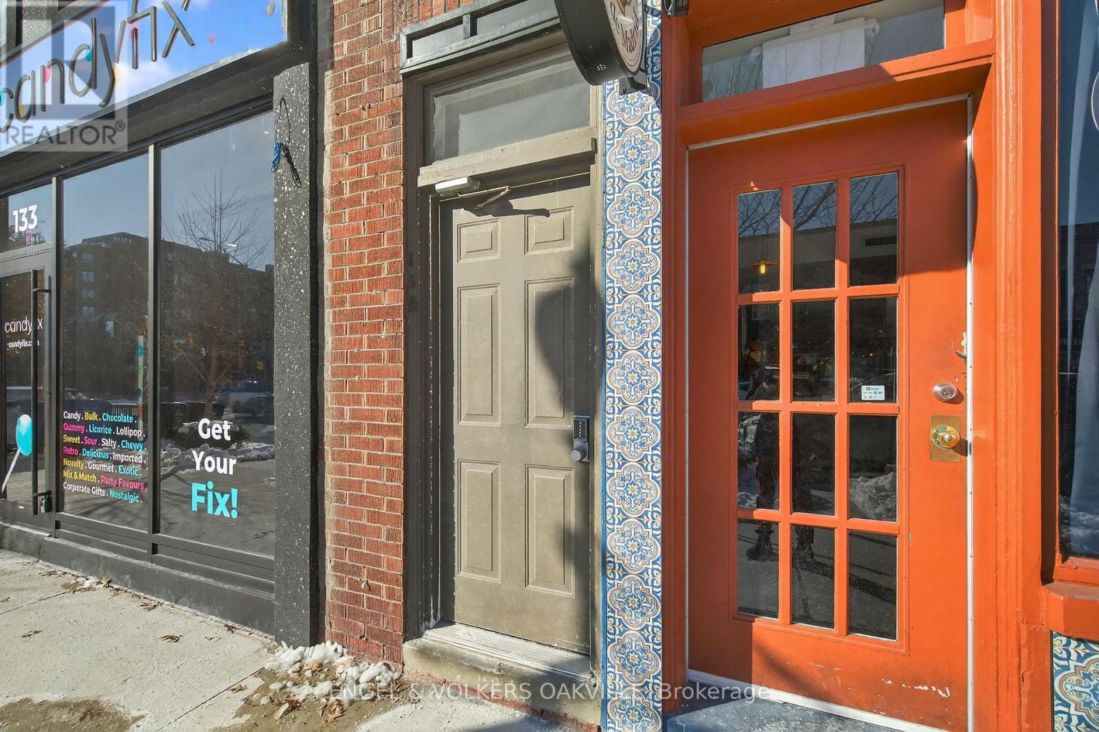 4 - 131 Lakeshore Road E, Oakville, Ontario  L6J 1H3 - Photo 2 - W12774574