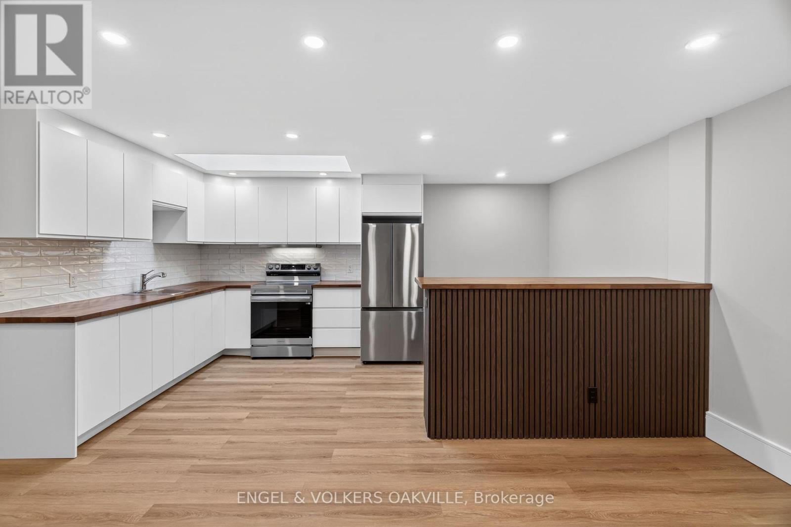 4 - 131 Lakeshore Road E, Oakville, Ontario  L6J 1H3 - Photo 3 - W12774574