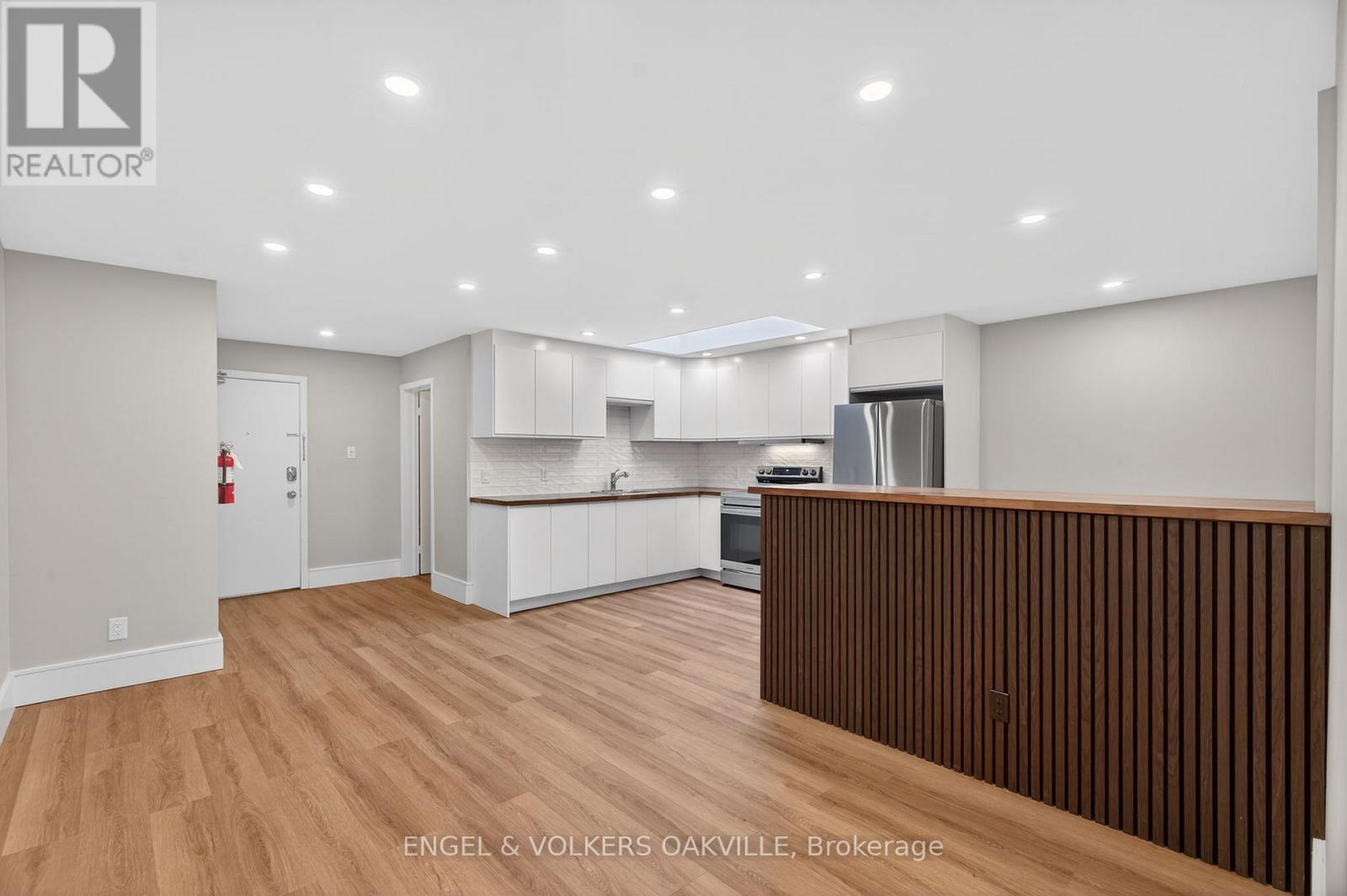 4 - 131 Lakeshore Road E, Oakville, Ontario  L6J 1H3 - Photo 6 - W12774574