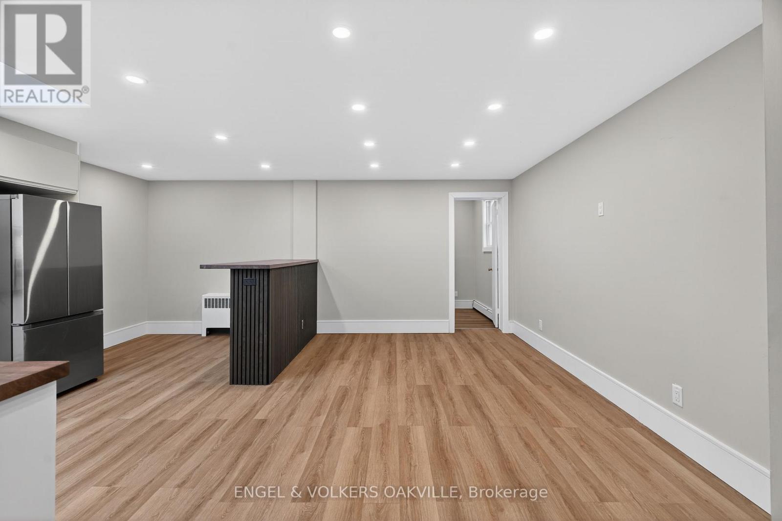 4 - 131 Lakeshore Road E, Oakville, Ontario  L6J 1H3 - Photo 7 - W12774574