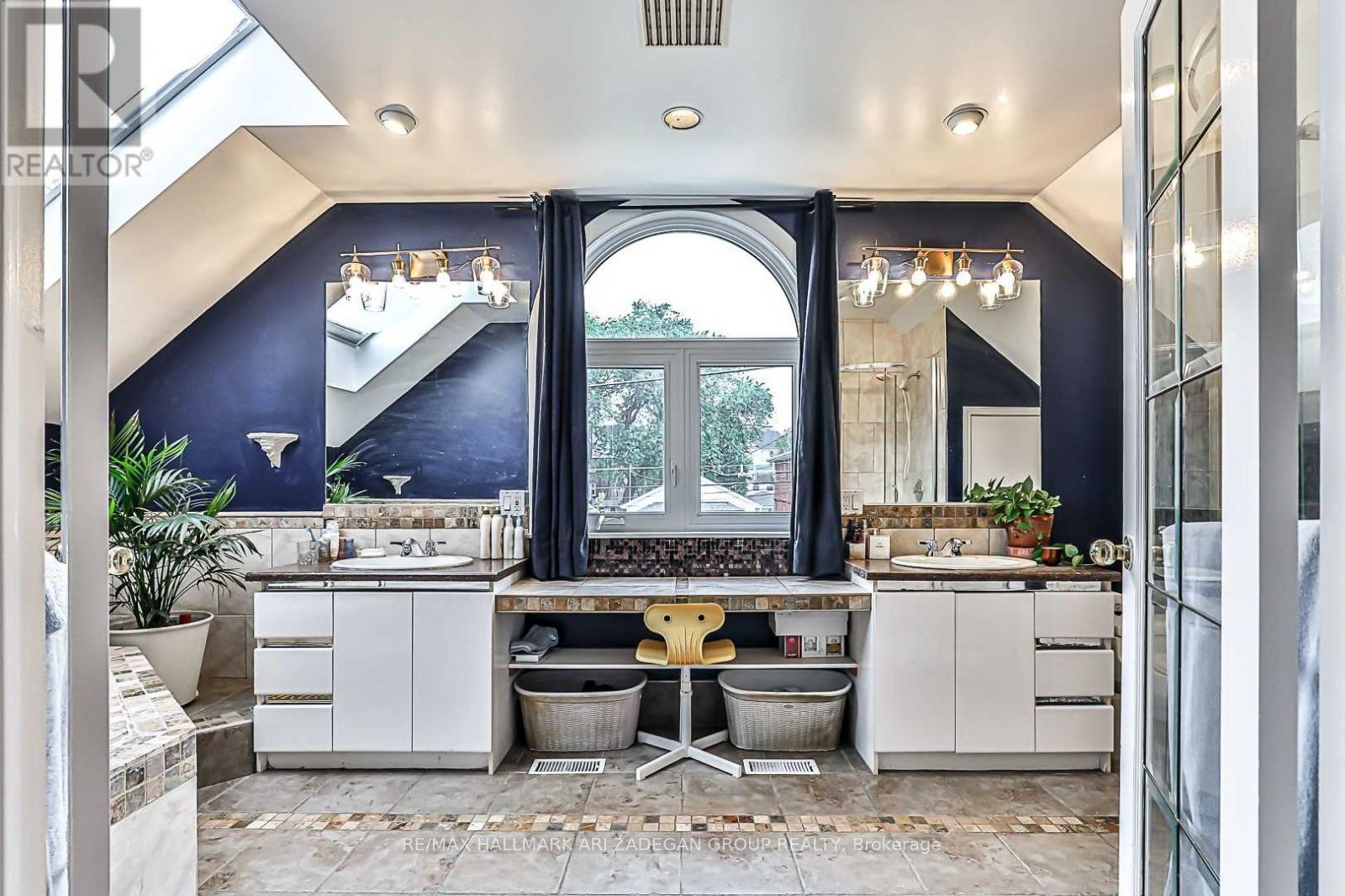 Entire Home - 75 Fairfield Avenue, Toronto, Ontario  M8W 1R6 - Photo 10 - W12774588