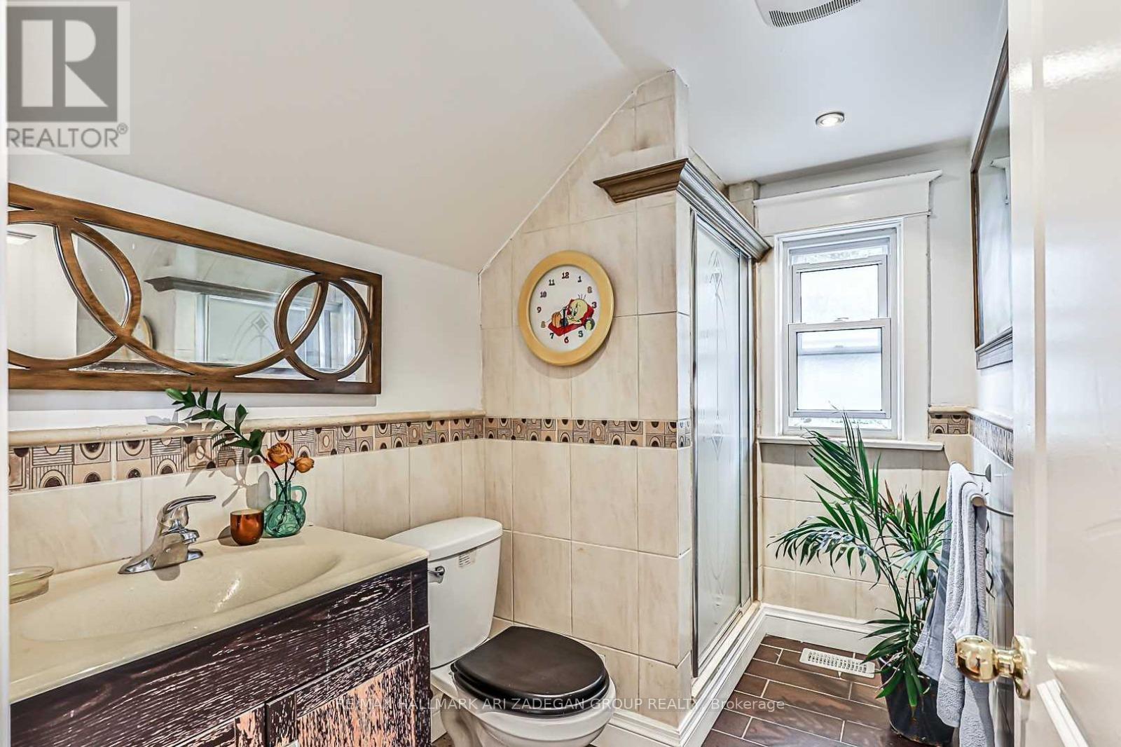 Entire Home - 75 Fairfield Avenue, Toronto, Ontario  M8W 1R6 - Photo 14 - W12774588