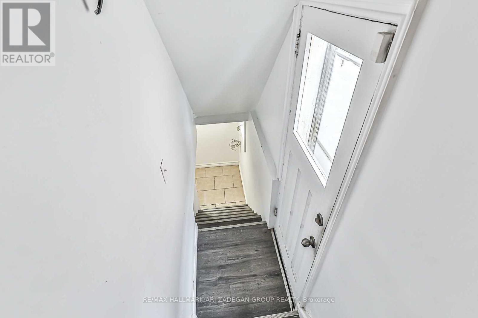 Entire Home - 75 Fairfield Avenue, Toronto, Ontario  M8W 1R6 - Photo 15 - W12774588