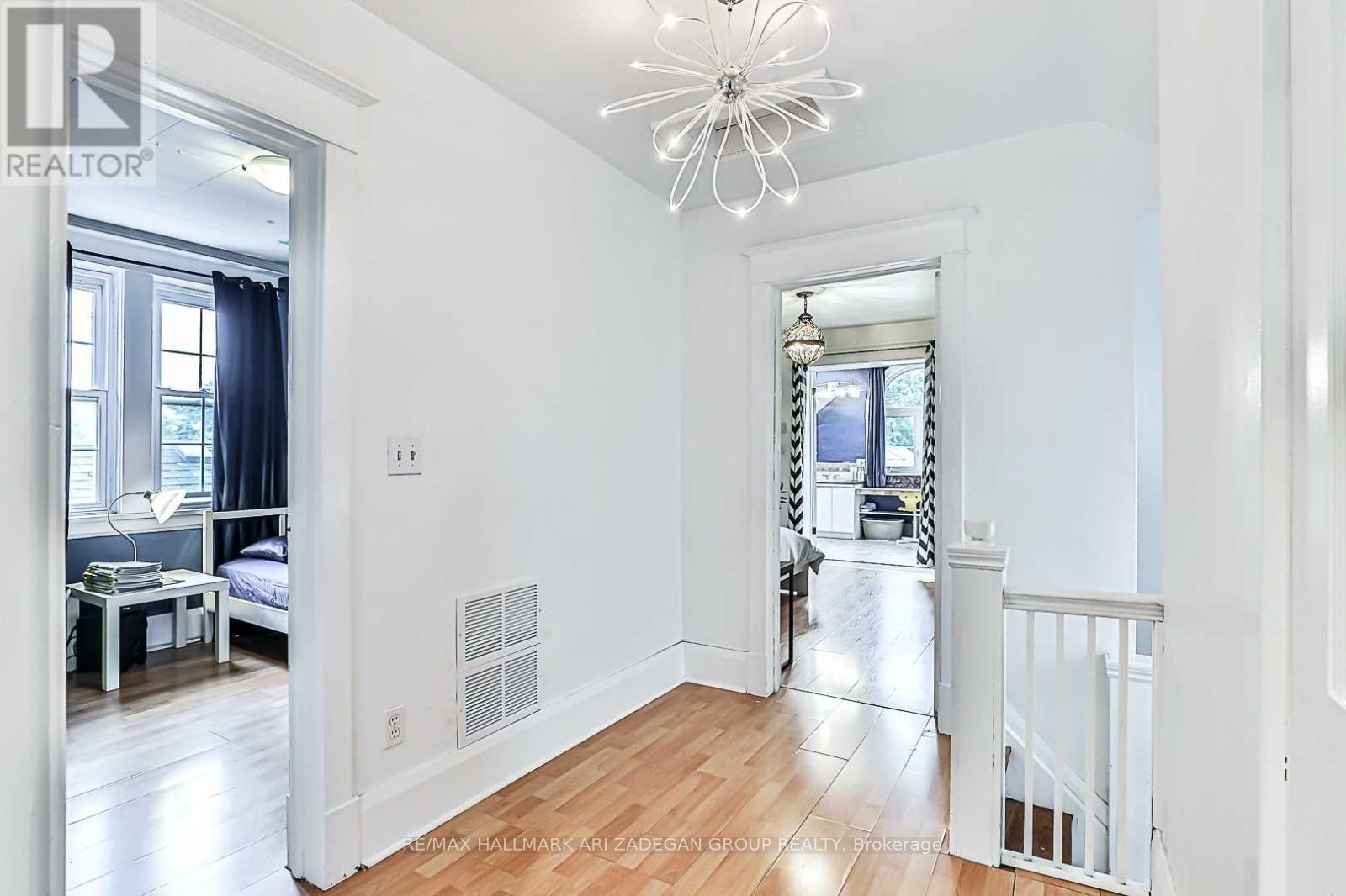 Entire Home - 75 Fairfield Avenue, Toronto, Ontario  M8W 1R6 - Photo 7 - W12774588