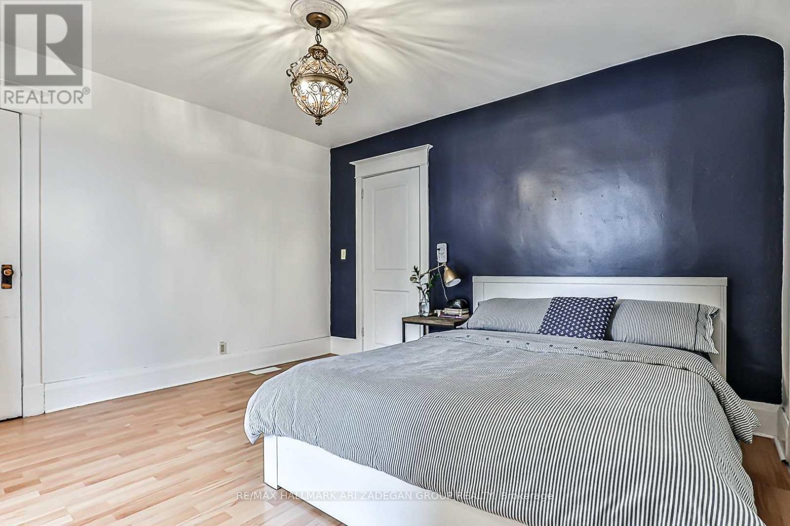 Entire Home - 75 Fairfield Avenue, Toronto, Ontario  M8W 1R6 - Photo 8 - W12774588