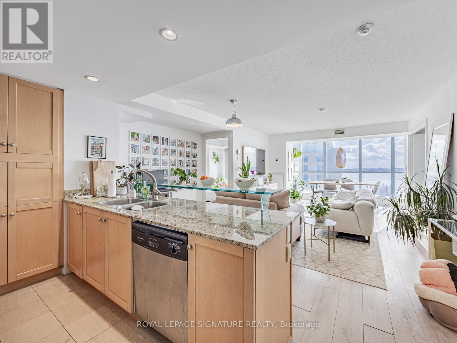 807 - 208 Queens Quay W, Toronto, Ontario  M5J 2Y5 - Photo 2 - C12774888