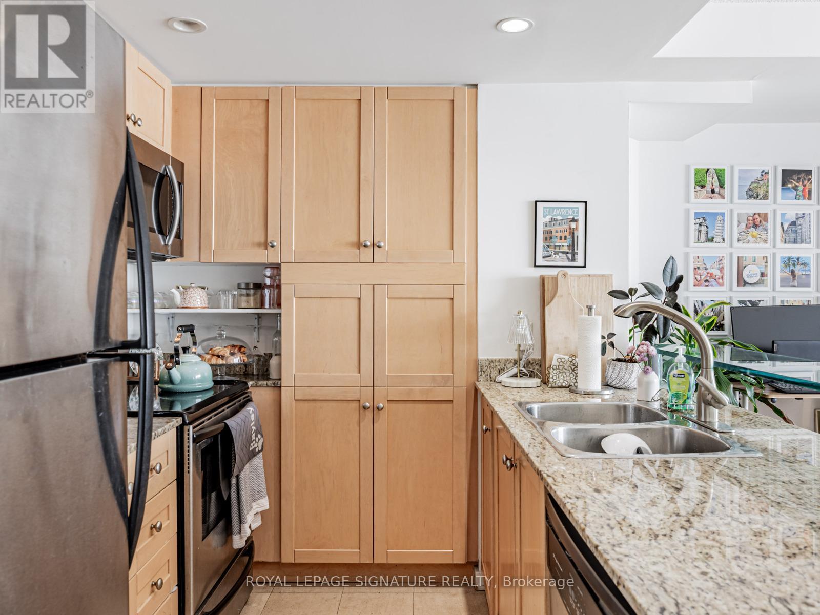 807 - 208 Queens Quay W, Toronto, Ontario  M5J 2Y5 - Photo 9 - C12774888