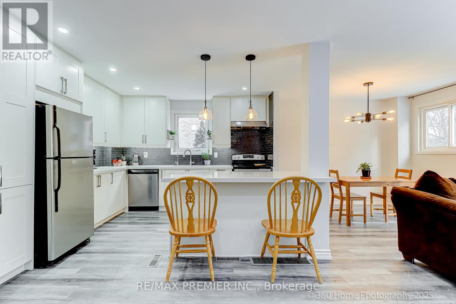 765 Hampton Court, Pickering, Ontario  L1W 3M3 - Photo 3 - E12774866