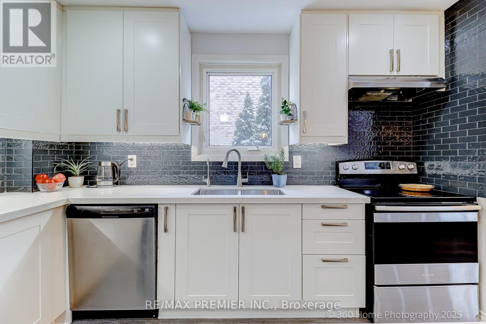 765 Hampton Court, Pickering, Ontario  L1W 3M3 - Photo 5 - E12774866