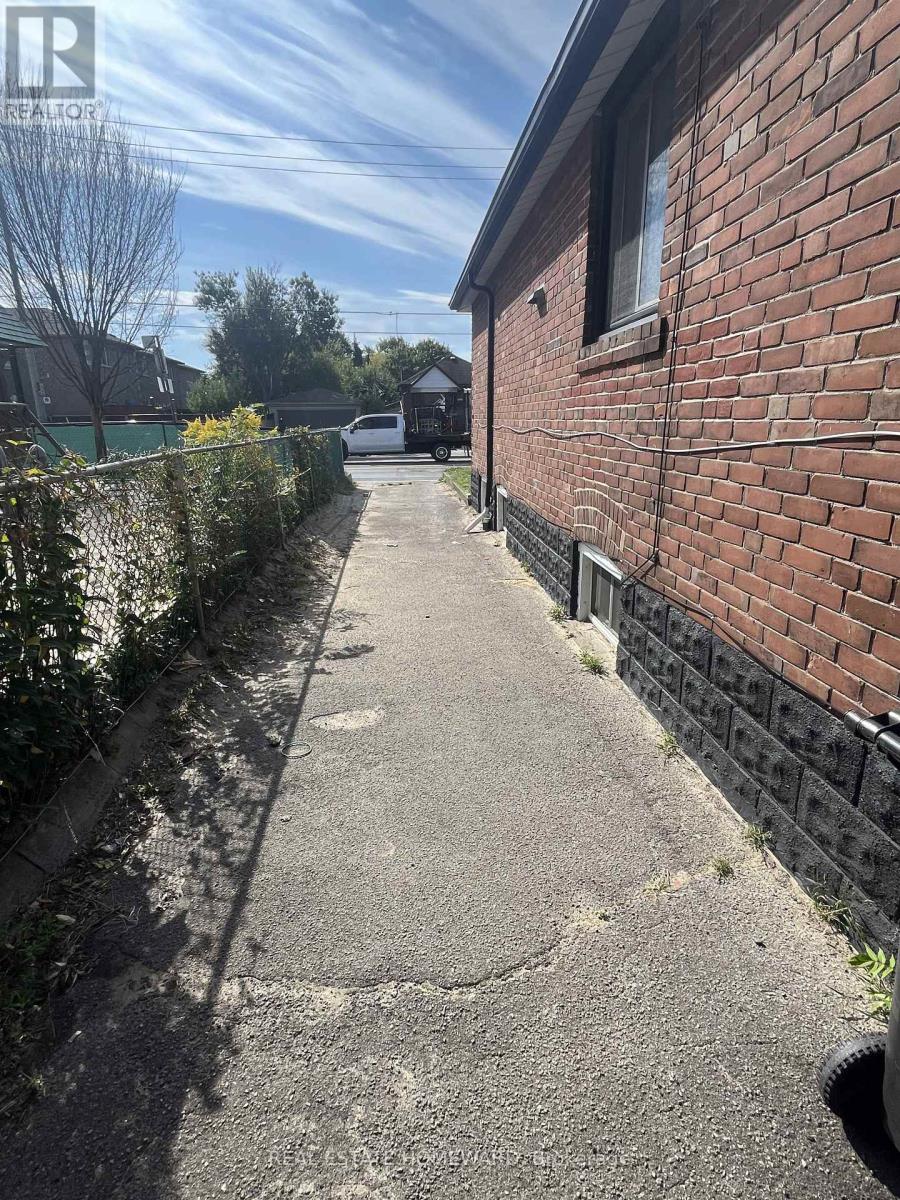 322 Cosburn Avenue, Toronto, Ontario  M4J 2M9 - Photo 6 - E12774930