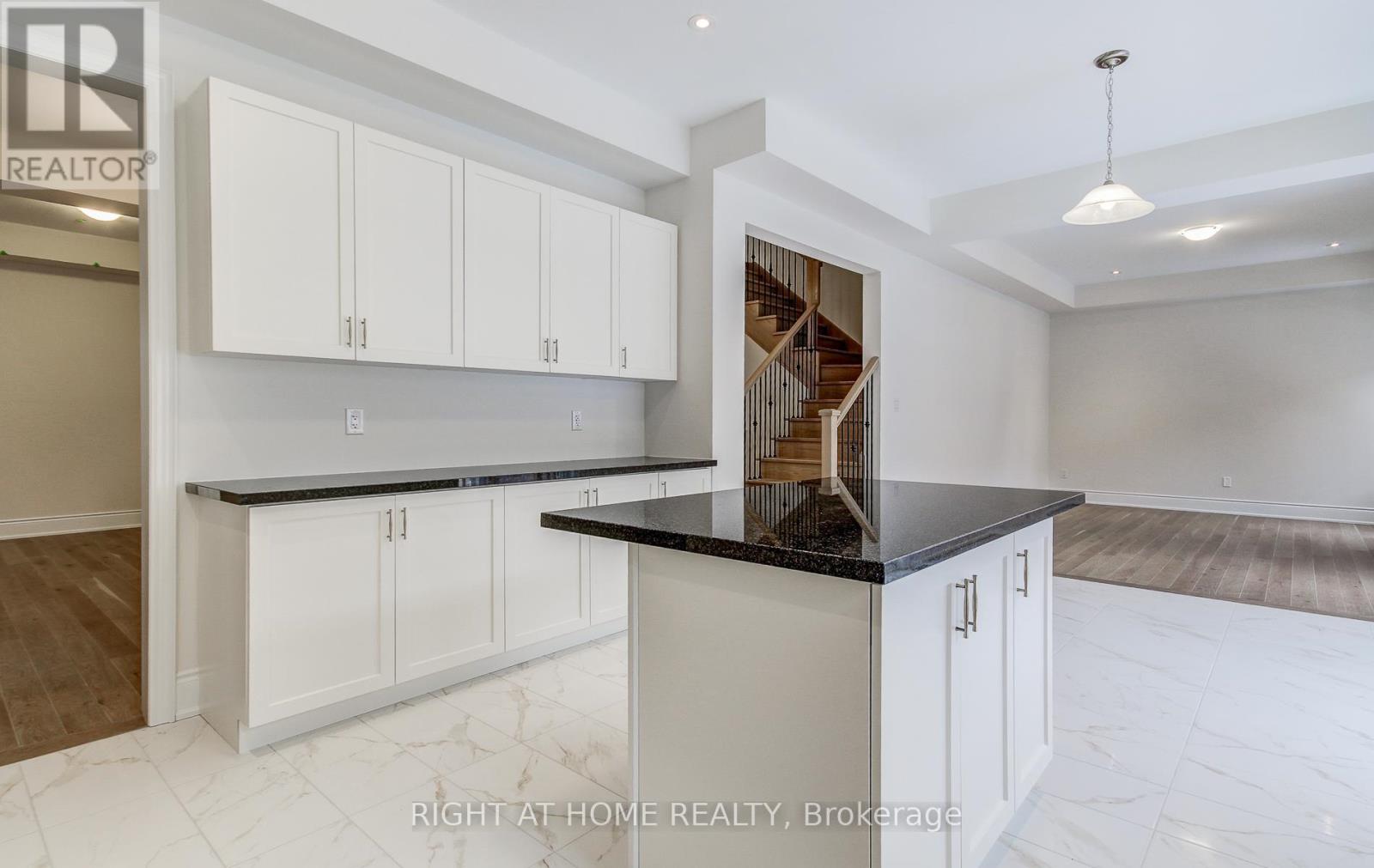 51 Lorrain Hand Crescent, Georgina, Ontario  L4P 0T2 - Photo 12 - N12774940