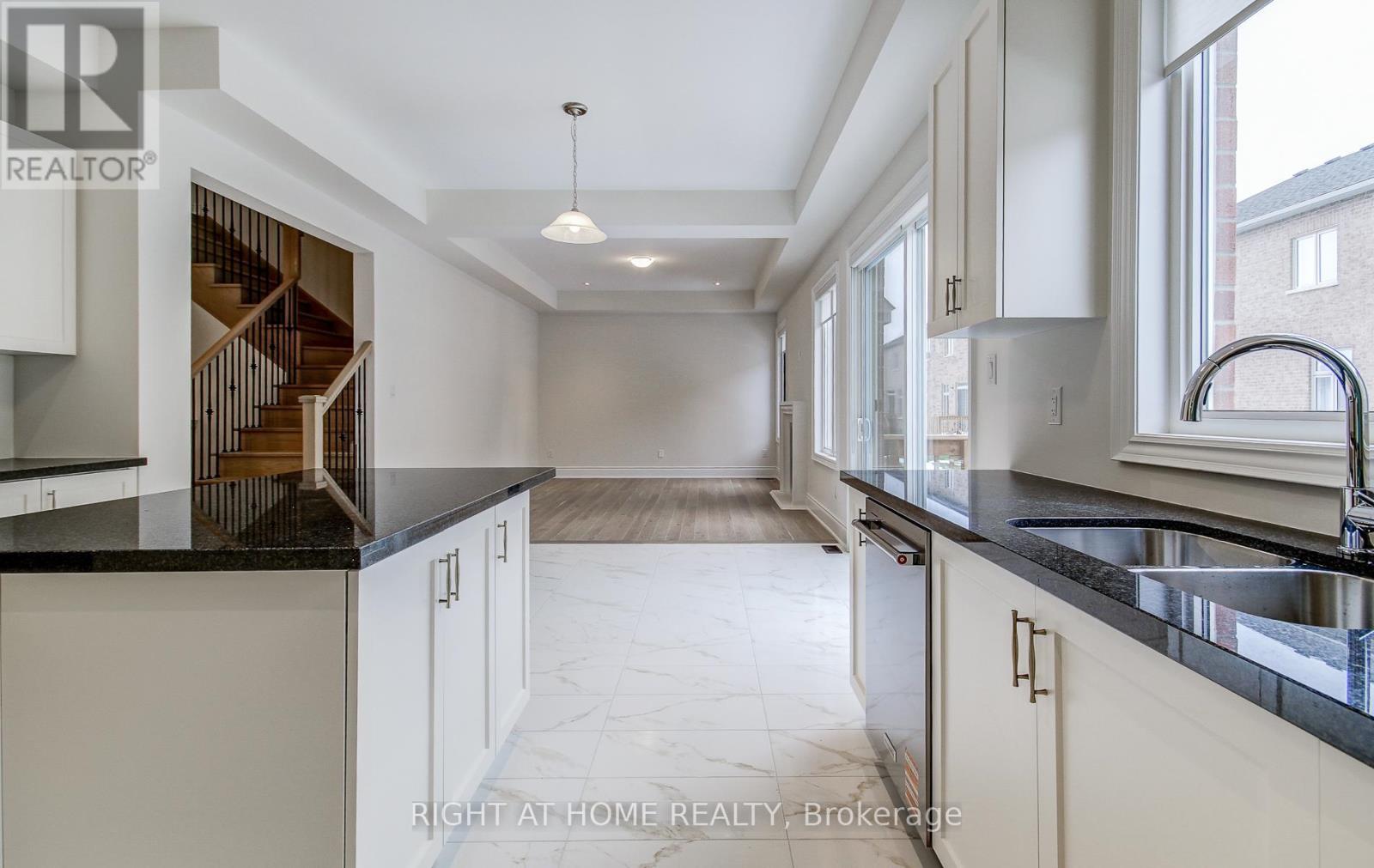 51 Lorrain Hand Crescent, Georgina, Ontario  L4P 0T2 - Photo 13 - N12774940